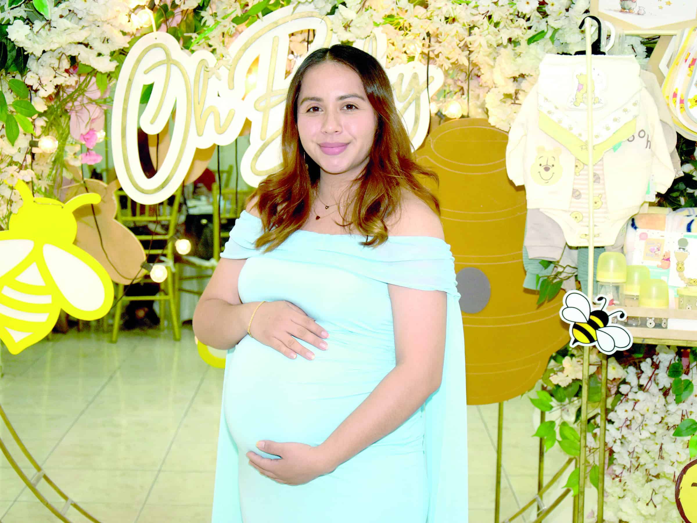 Kenia Nohem&iacute; celebra su baby shower en Monclova