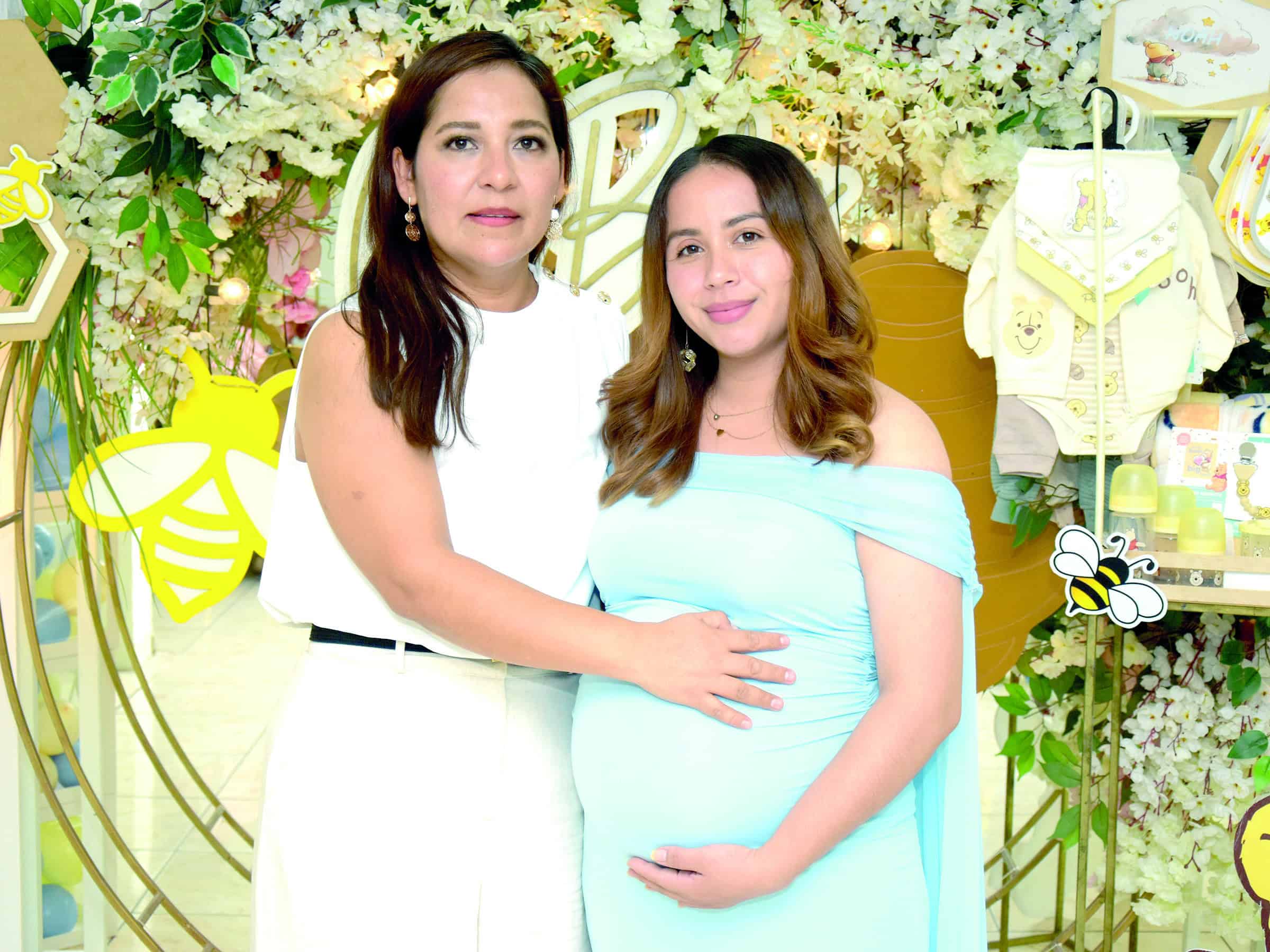 Kenia Nohem&iacute; celebra su baby shower en Monclova