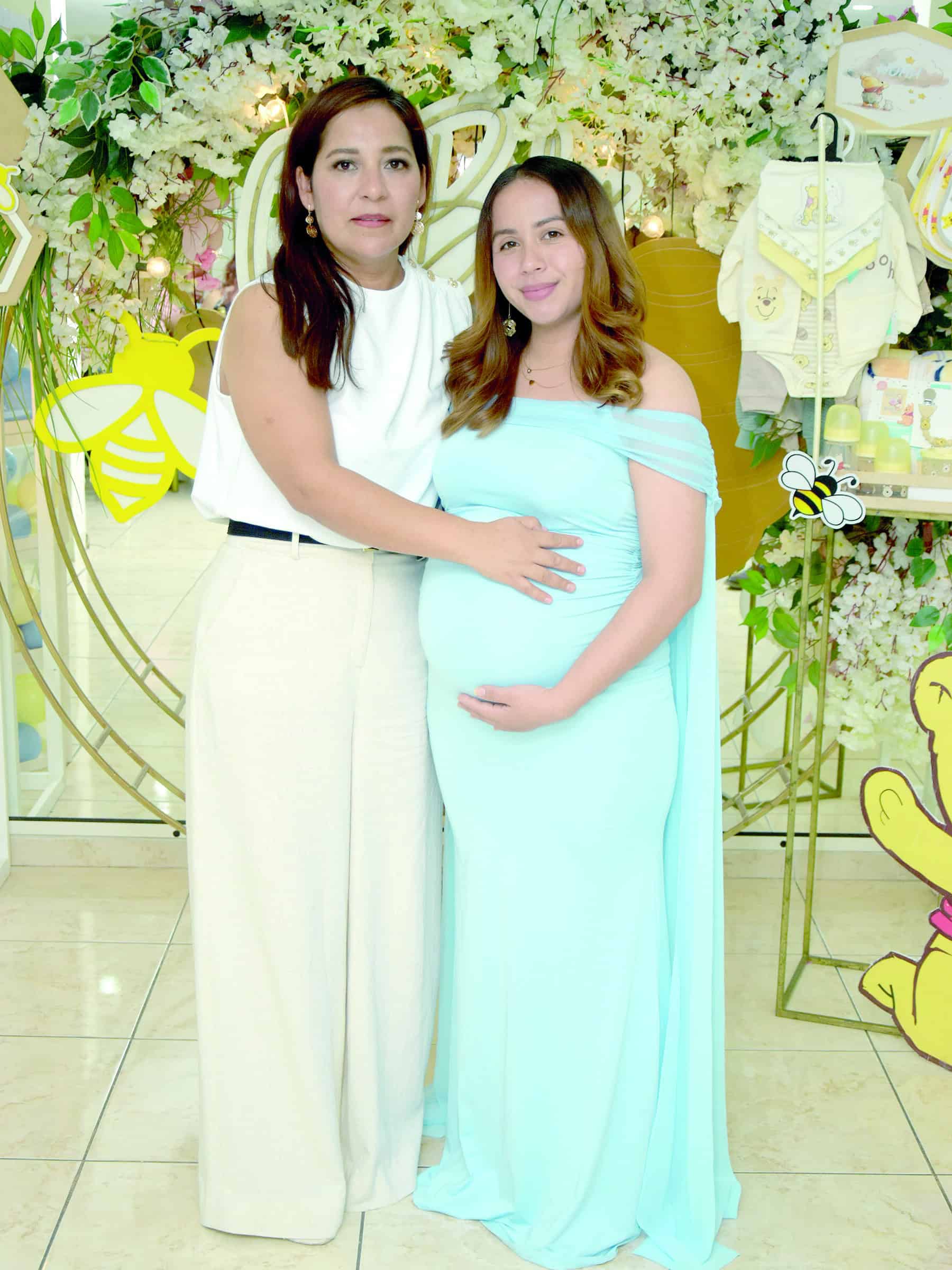 Kenia Nohem&iacute; celebra su baby shower en Monclova