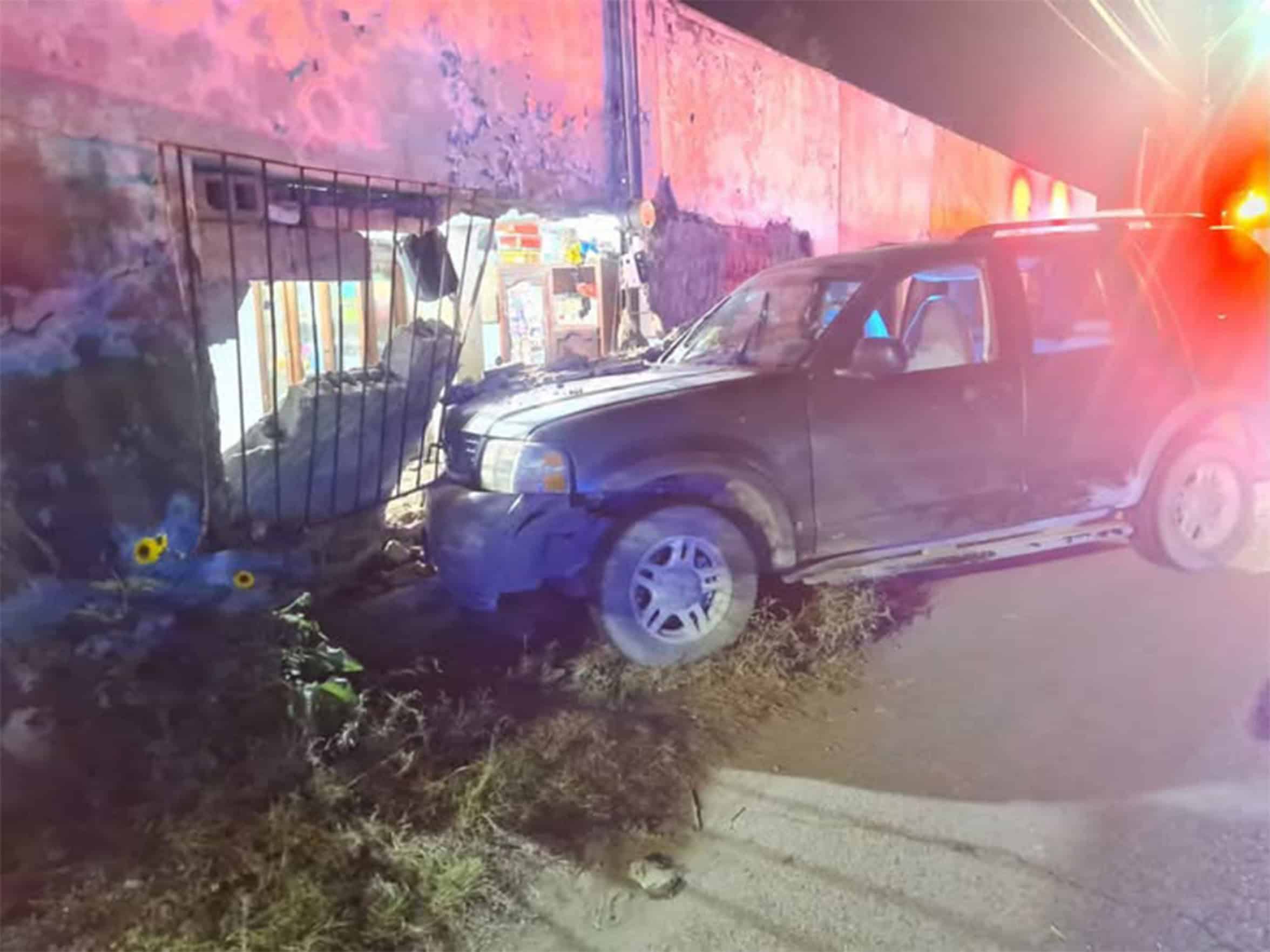 Investigan a adolescente por choque que termin&oacute; con camioneta dentro de una vivienda