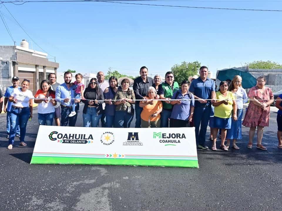 Carlos Villarreal entrega obras de pavimentaci&oacute;n en Monclova