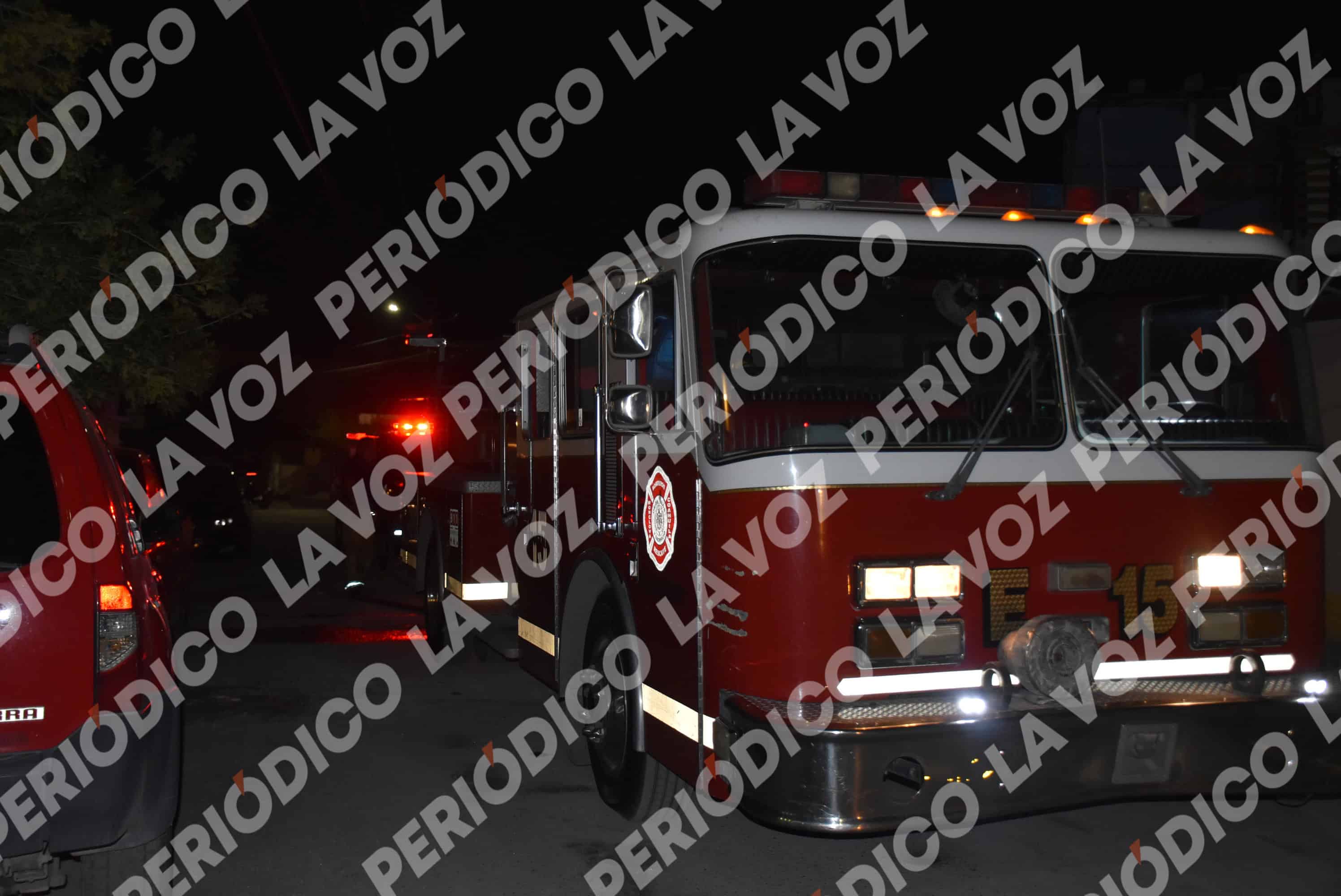 Bomberos controlan incendio en Monclova: quema de basura en vivienda