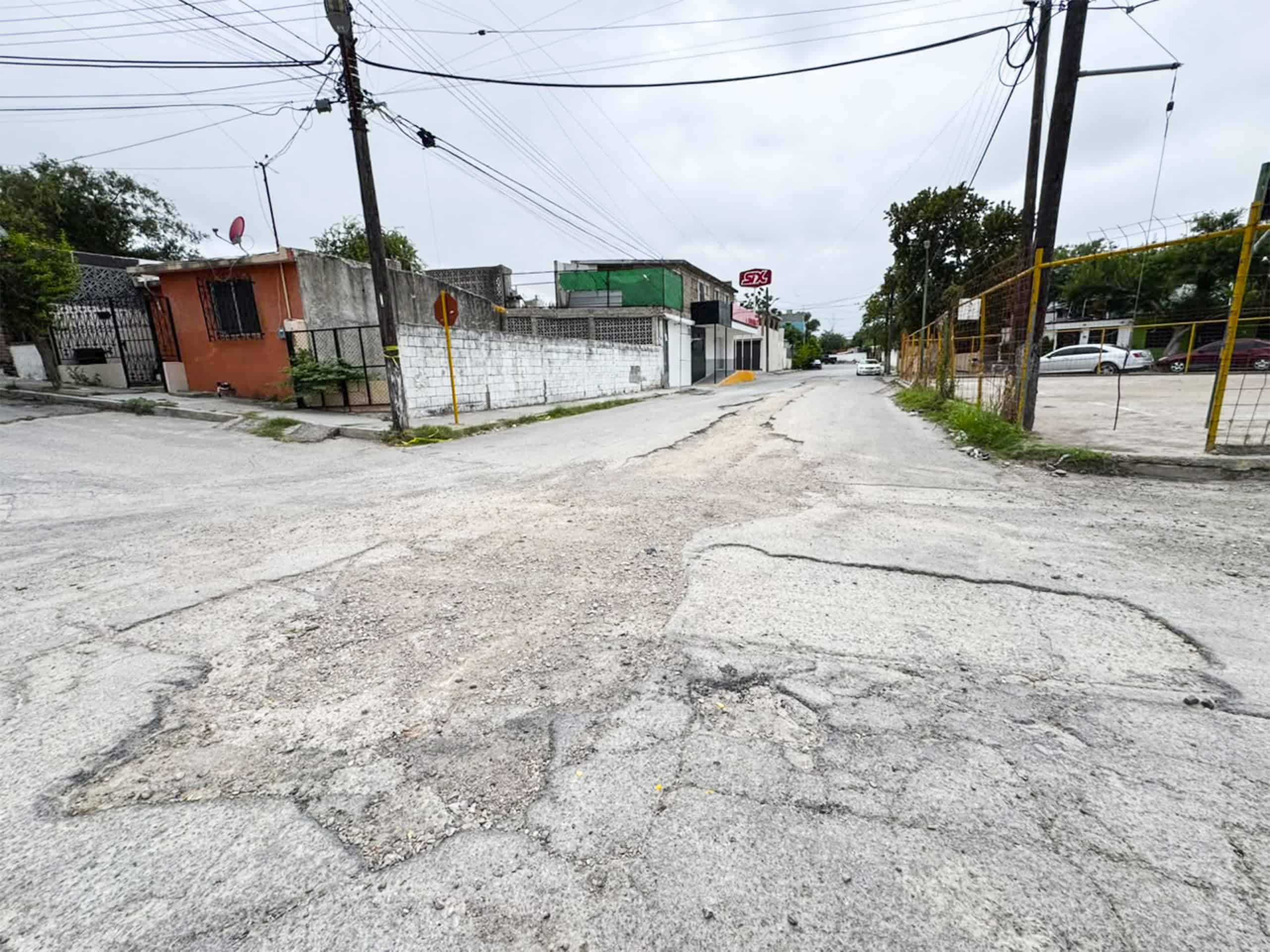 Denuncian vecinos rápido deterioro de pavimento en Vista Hermosa tras recientes lluvias