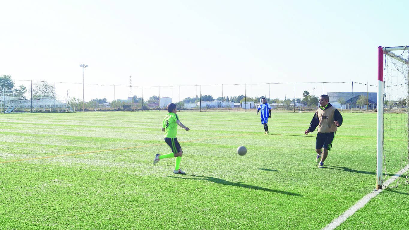 Juan Carlos Long impulsa torneo de fútbol en San Juan de Sabinas