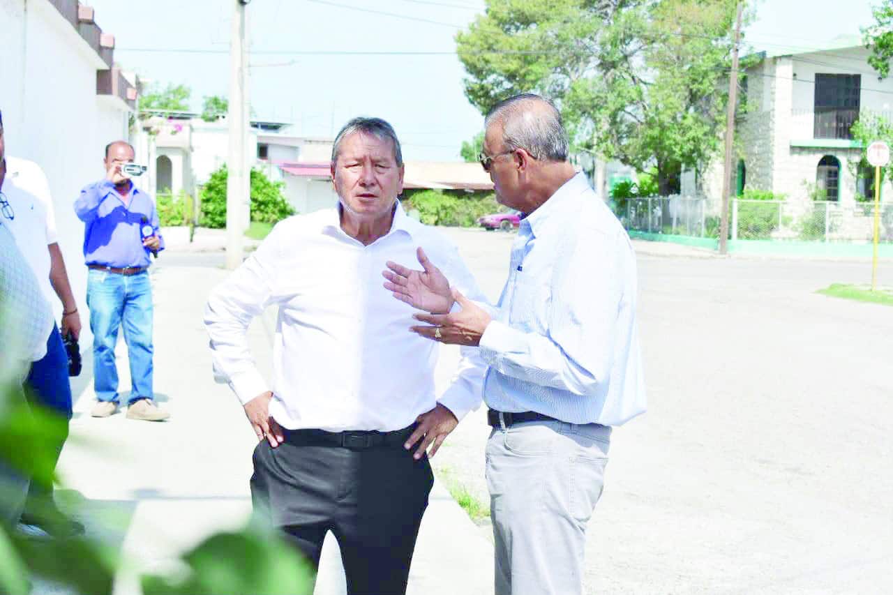 Oscar Ríos Ramírez supervisa instalación de luminarias en Nueva Rosita