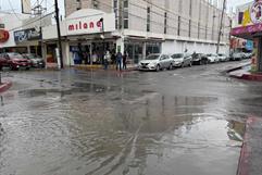 Comerciantes ambulantes no instalan sus puestos por lluvias en Zona Centro Comerciantes ambulantes no instalan sus puestos por lluvias en Zona Centro