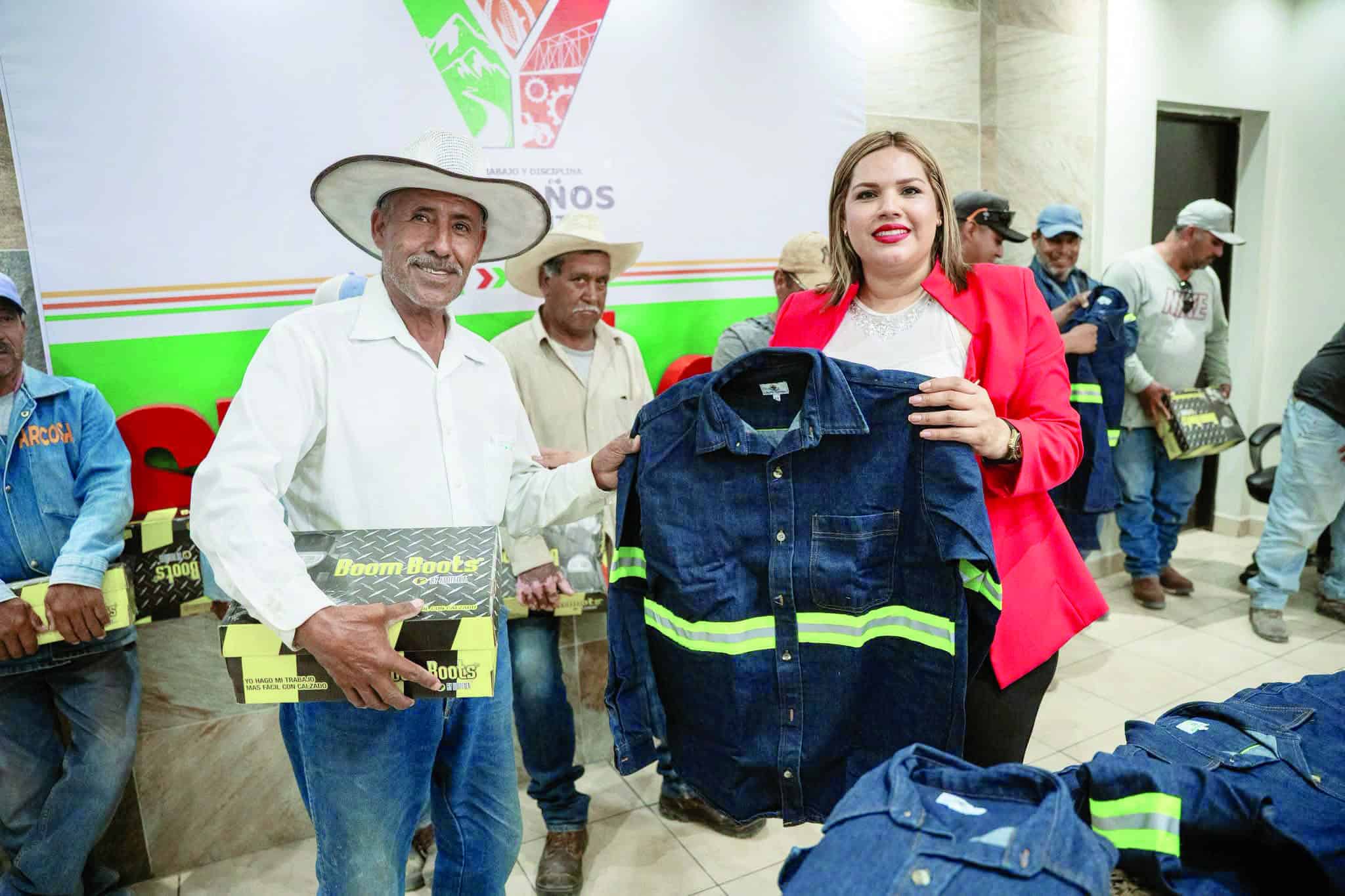 Yesica Sifuentes entrega uniformes a SIMAS en Castaños Yesica Sifuentes entrega uniformes a SIMAS en Castaños