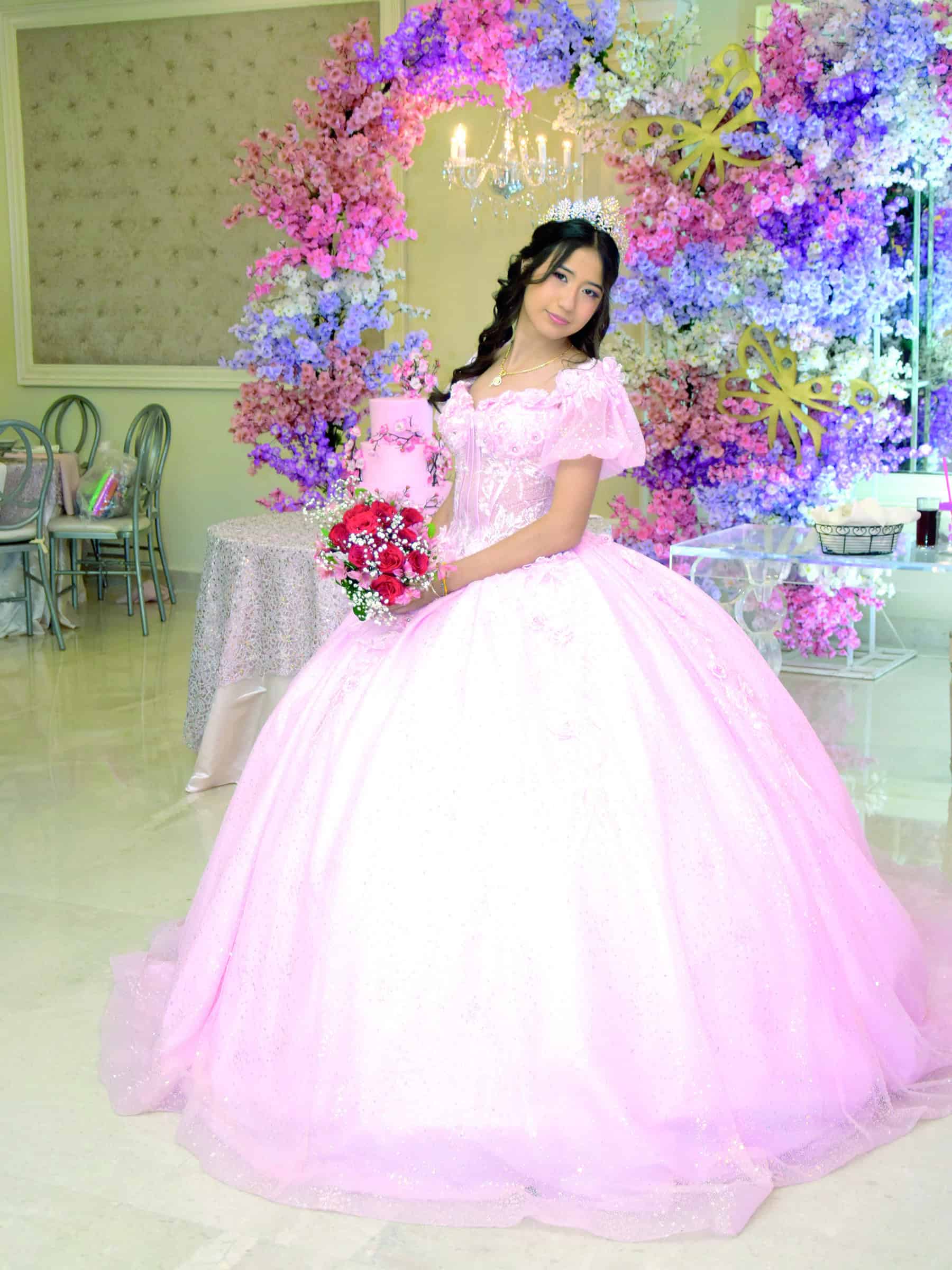 Anneth Mart&iacute;nez celebra sus XV a&ntilde;os rodeada de familia y amigos