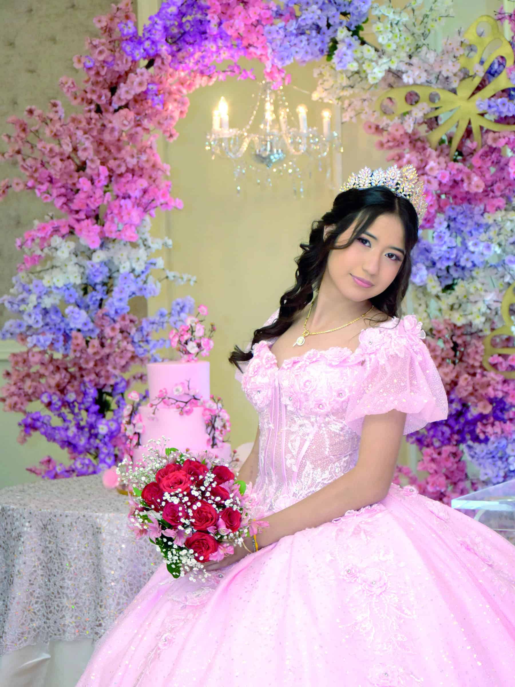 Anneth Mart&iacute;nez celebra sus XV a&ntilde;os rodeada de familia y amigos