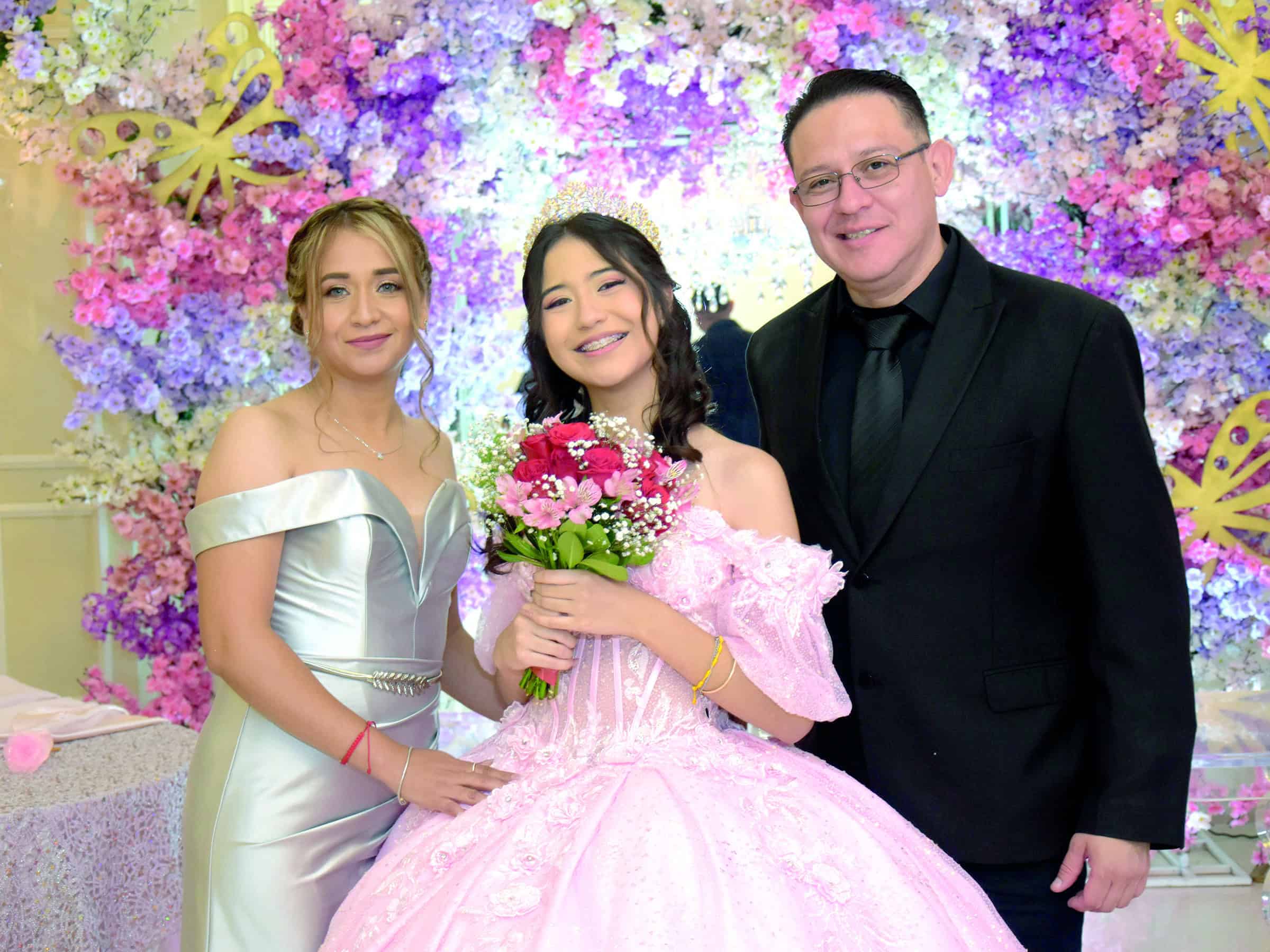 Anneth Mart&iacute;nez celebra sus XV a&ntilde;os rodeada de familia y amigos