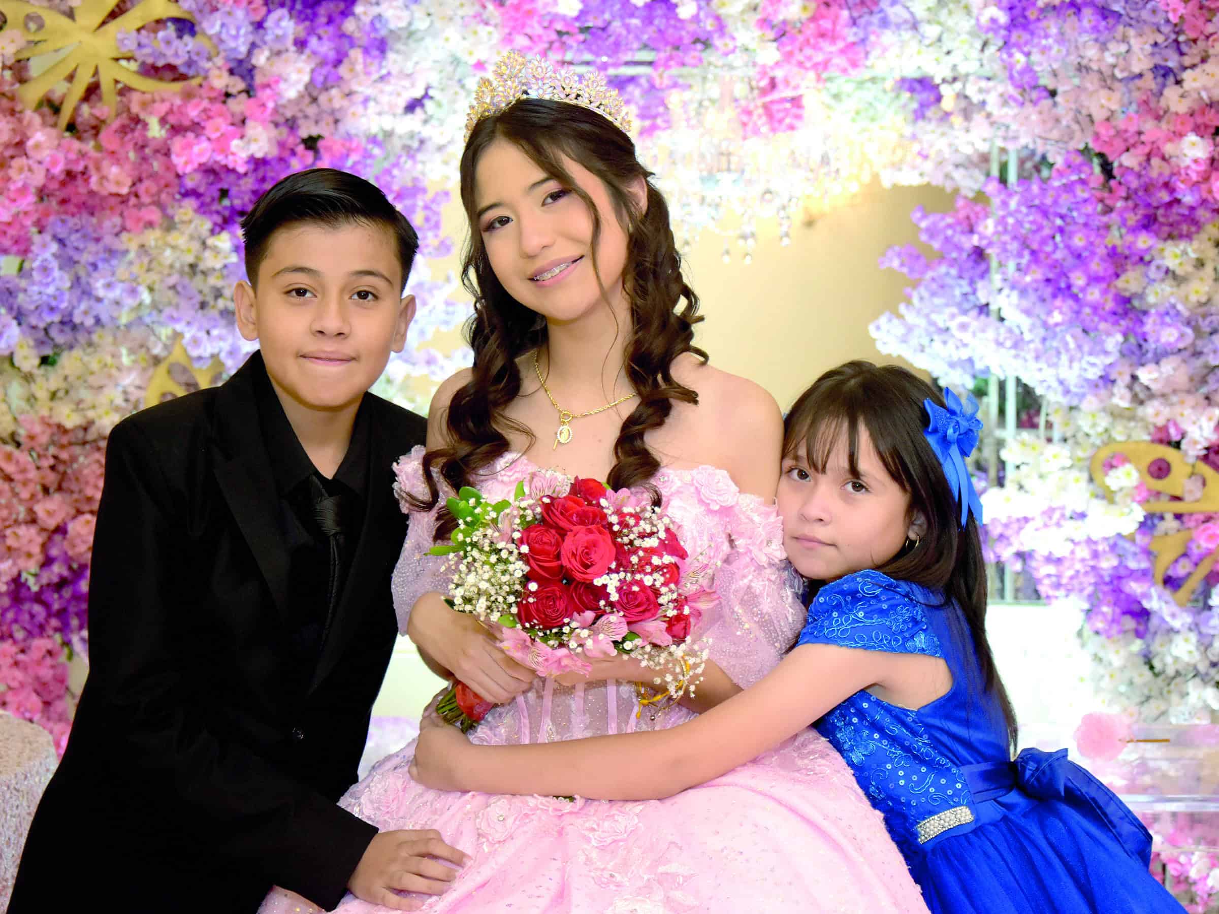 Anneth Mart&iacute;nez celebra sus XV a&ntilde;os rodeada de familia y amigos