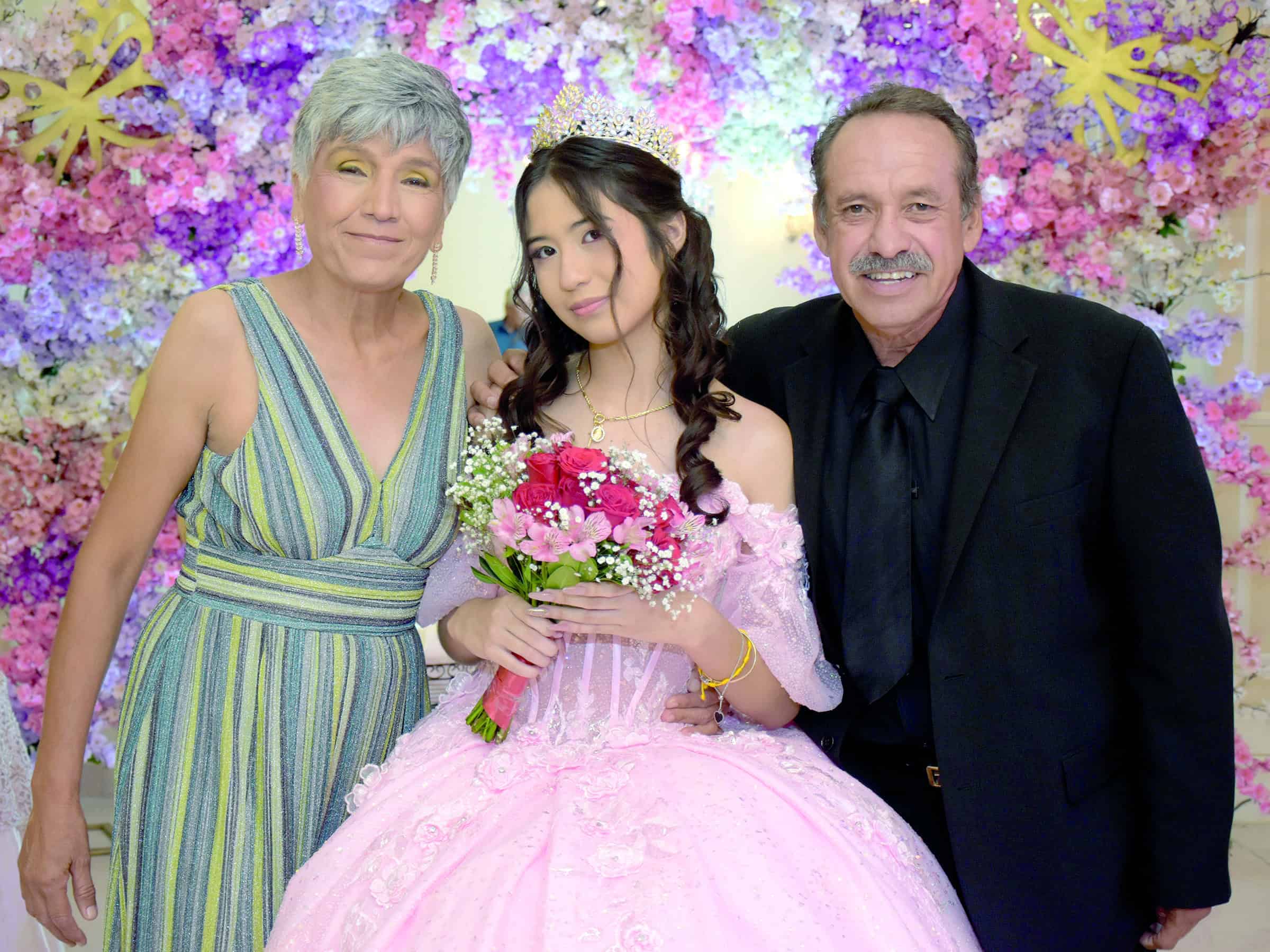 Anneth Mart&iacute;nez celebra sus XV a&ntilde;os rodeada de familia y amigos
