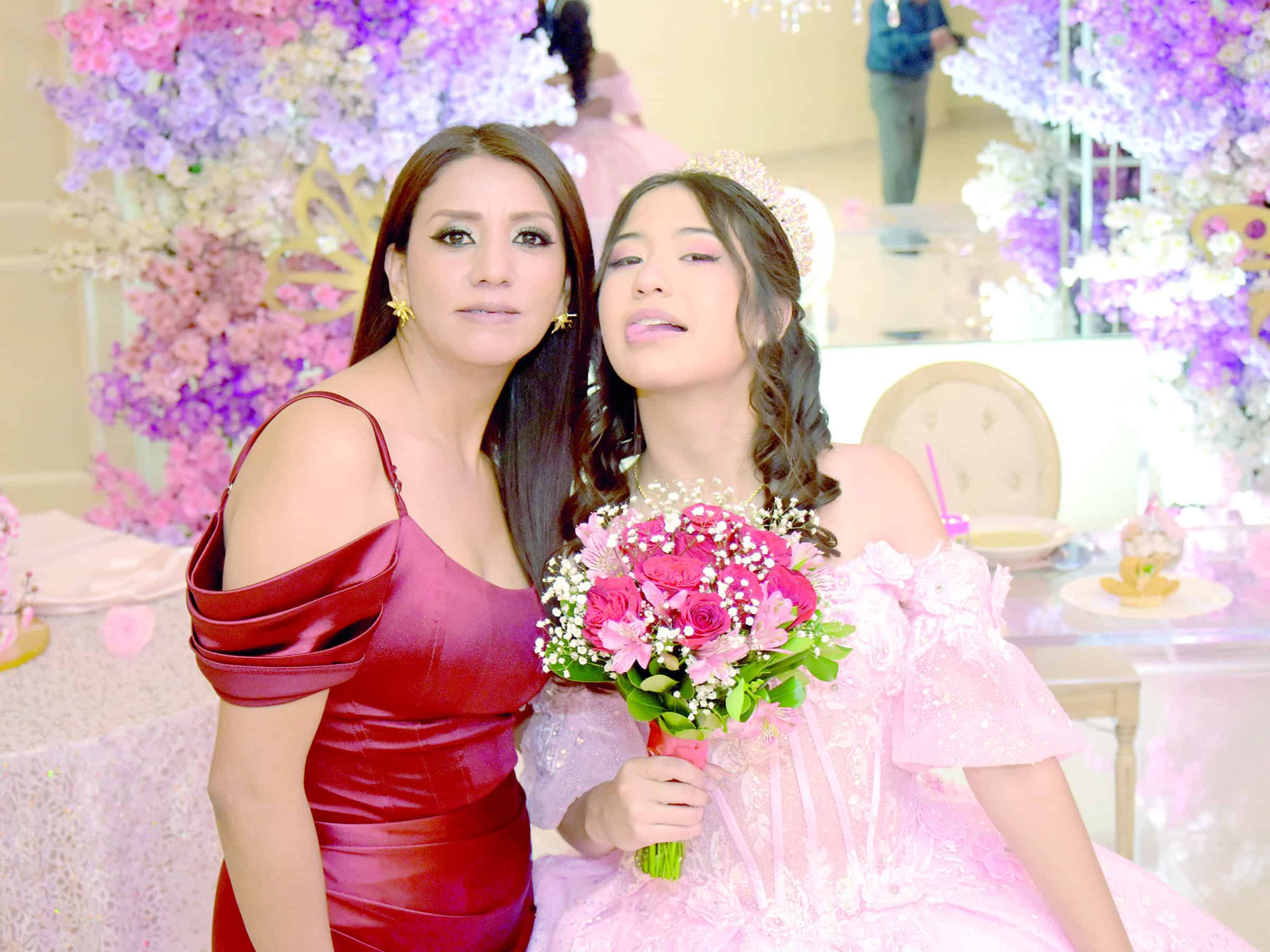 Anneth Mart&iacute;nez celebra sus XV a&ntilde;os rodeada de familia y amigos