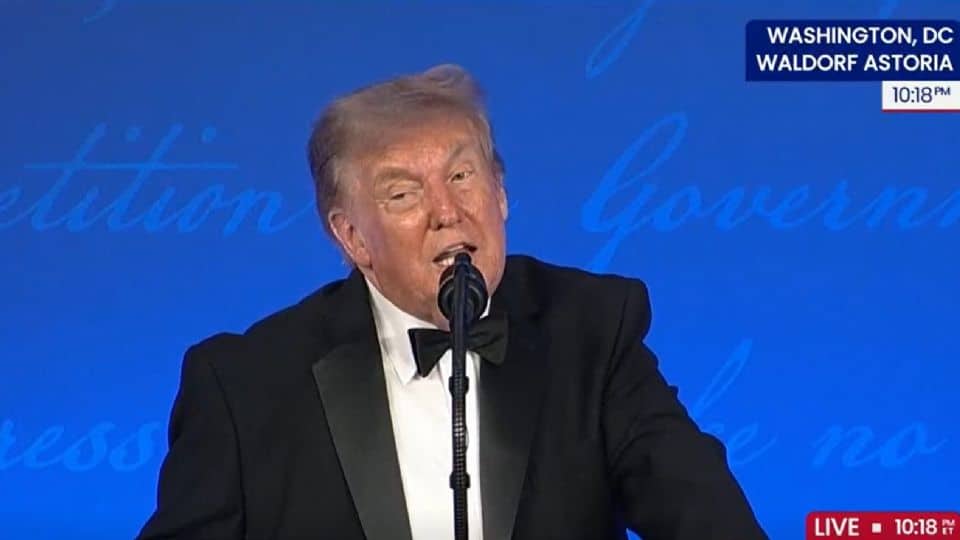 Donald Trump regresa a la gala de la Casa Blanca tras ataque