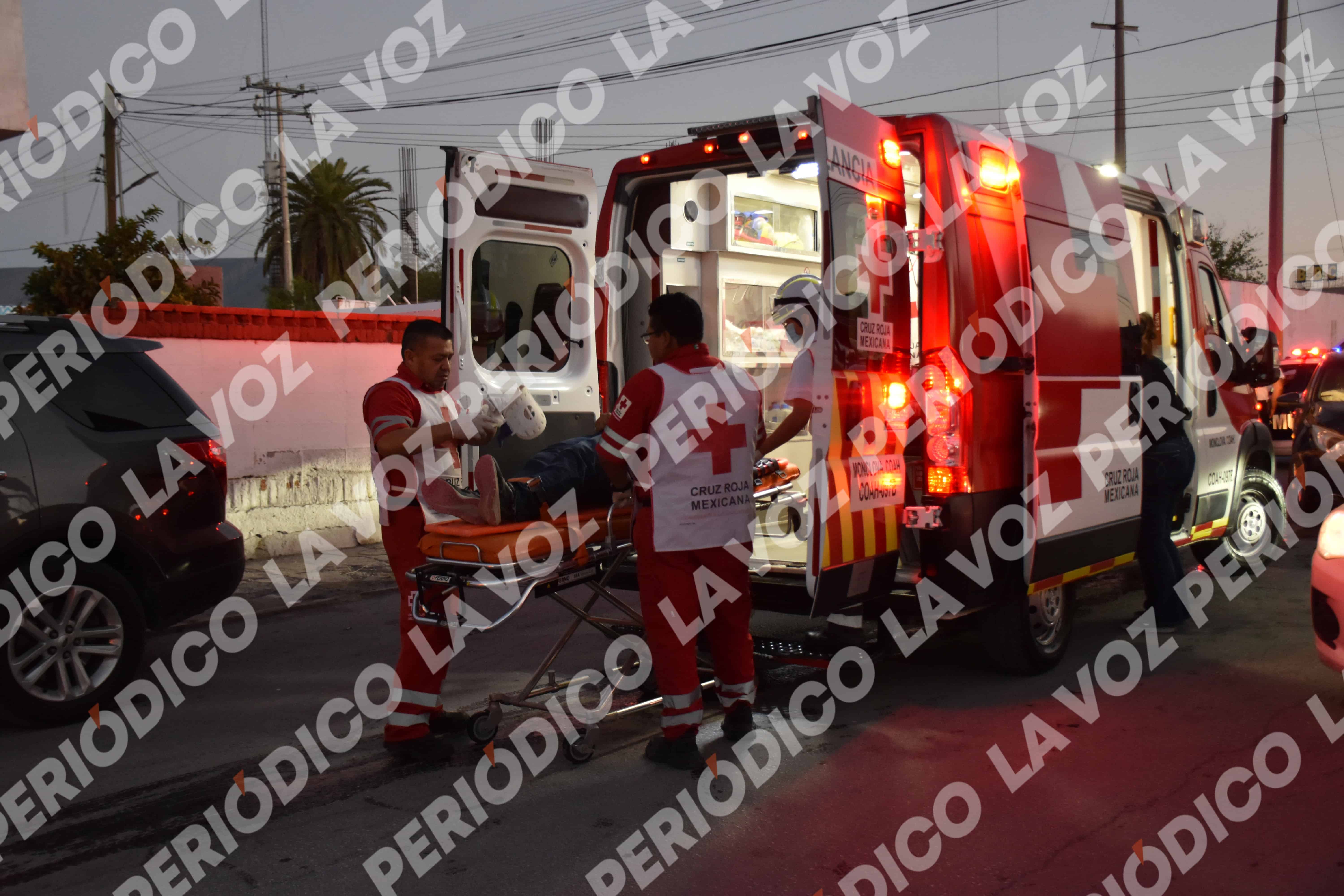 Motociclista resulta lesionado tras derrapar en Monclova