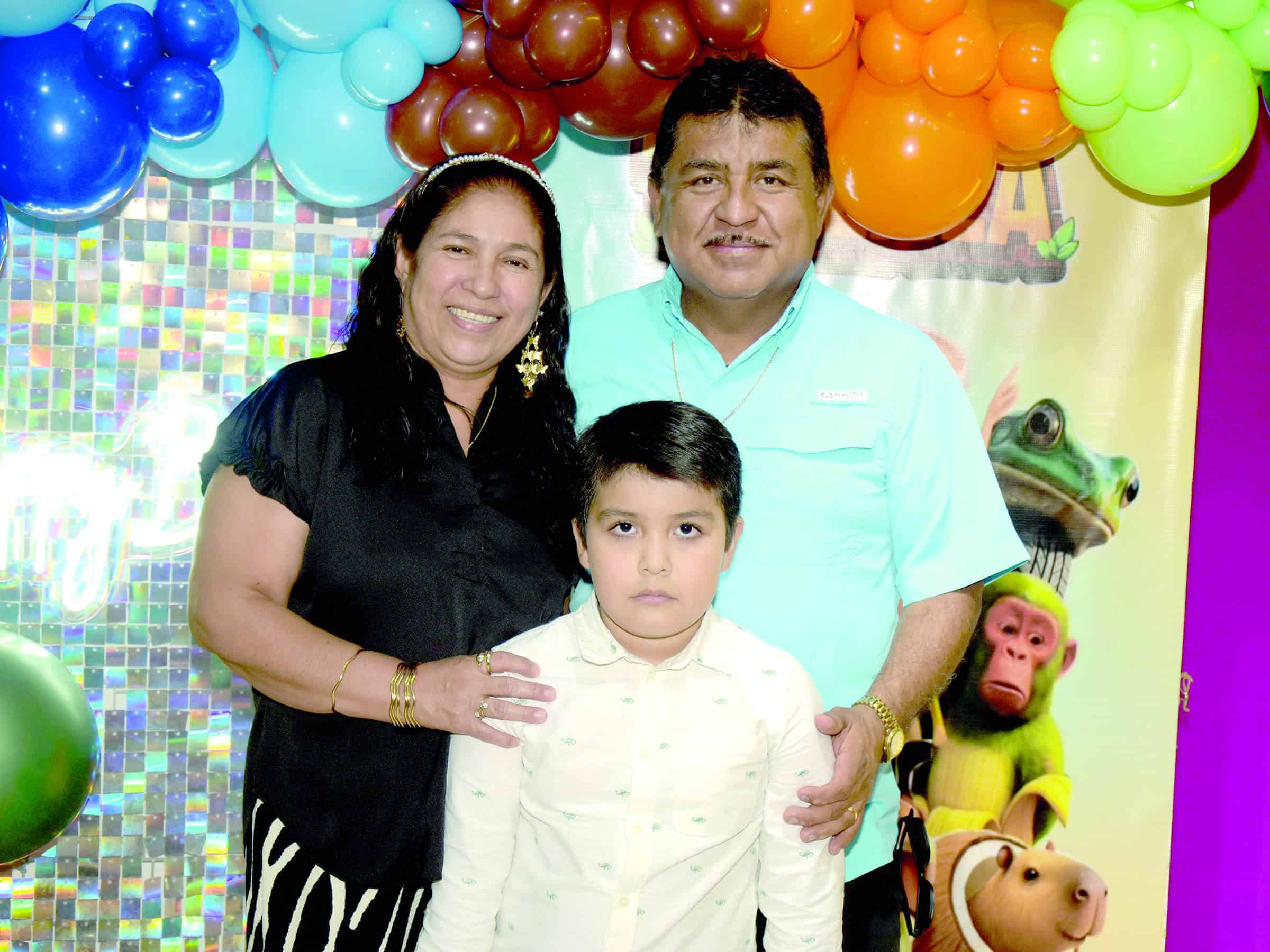 Emiliano V&aacute;squez celebra su octavo cumplea&ntilde;os rodeado de su familia