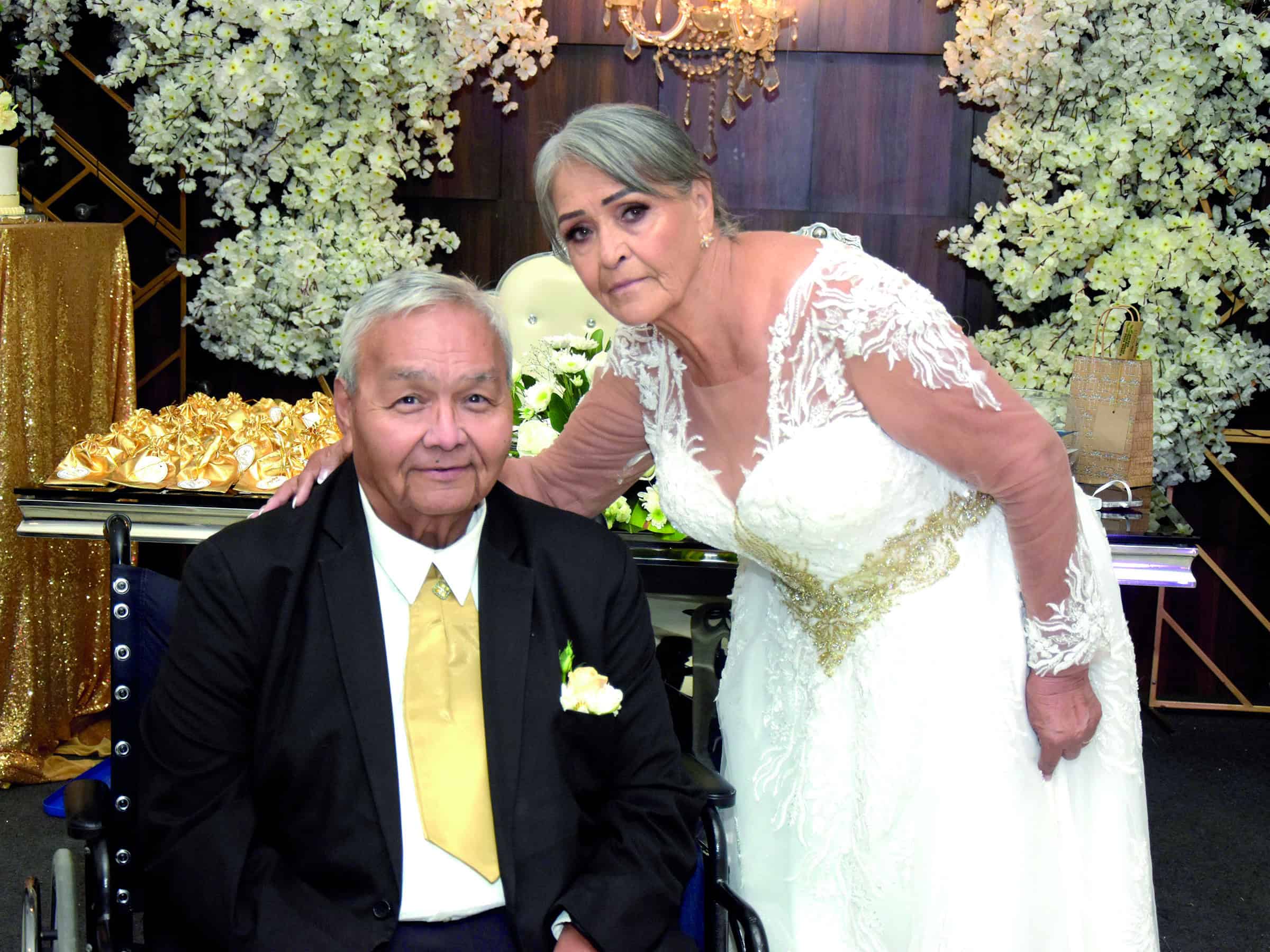 Mar&iacute;a Victoria Cortez y Reynaldo L&oacute;pez celebran 50 a&ntilde;os de matrimonio