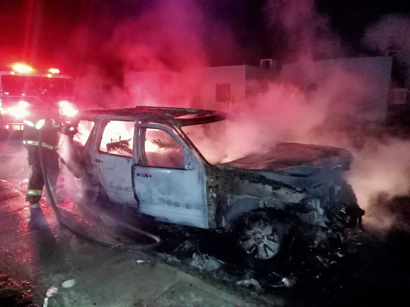 Arde camioneta en colonia Argentinas Arde camioneta en colonia Argentinas