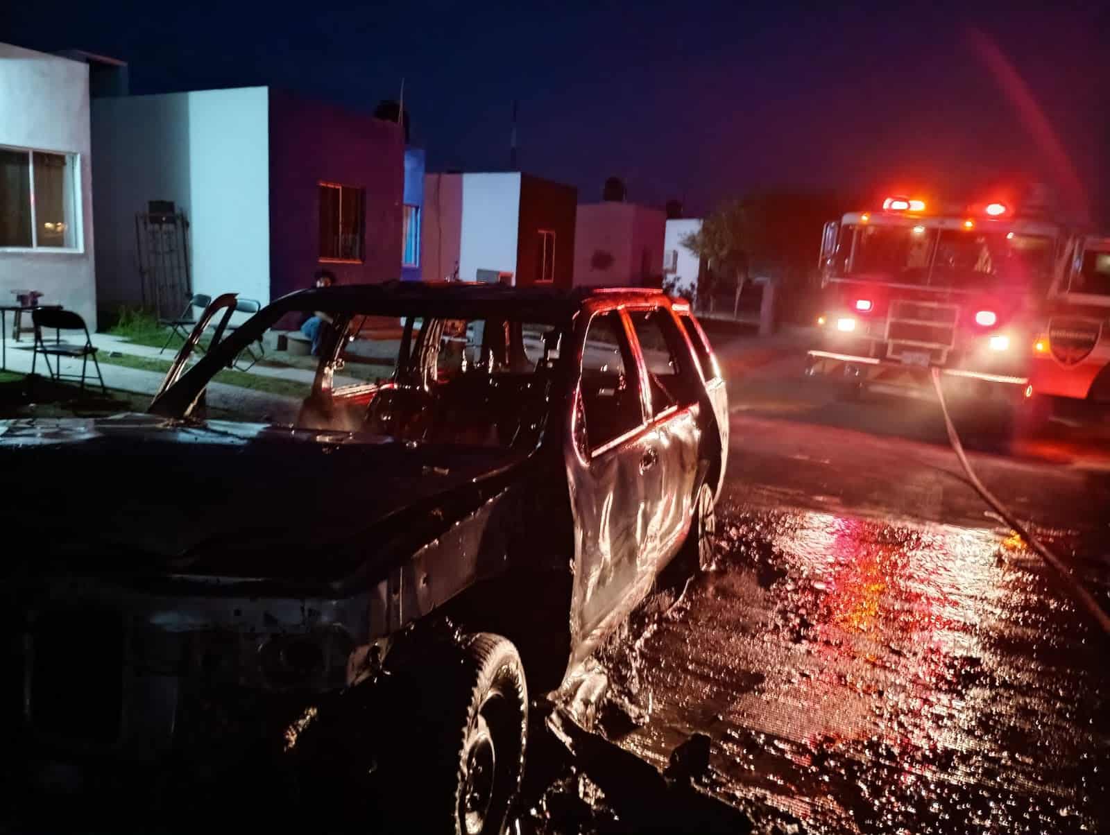 Arde camioneta en colonia Argentinas