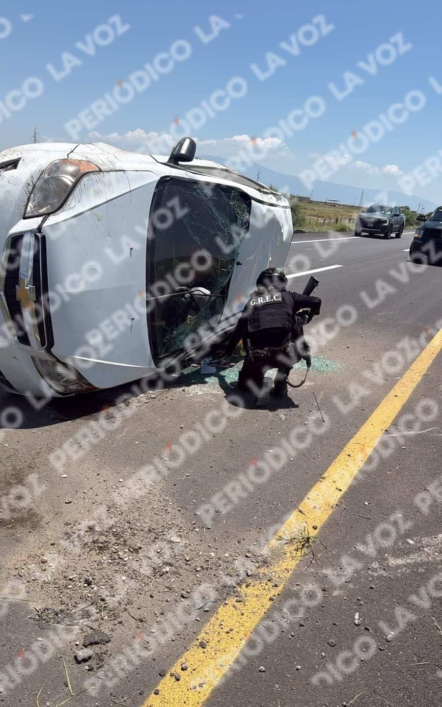Mujer rescatada tras volcadura en carretera 57: Escobedo