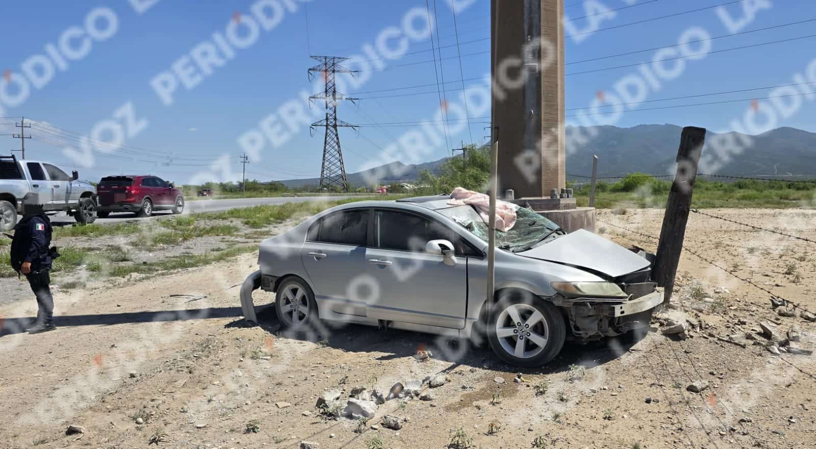 Le pega camioneta y choca con torre de alta tensi&oacute;n
