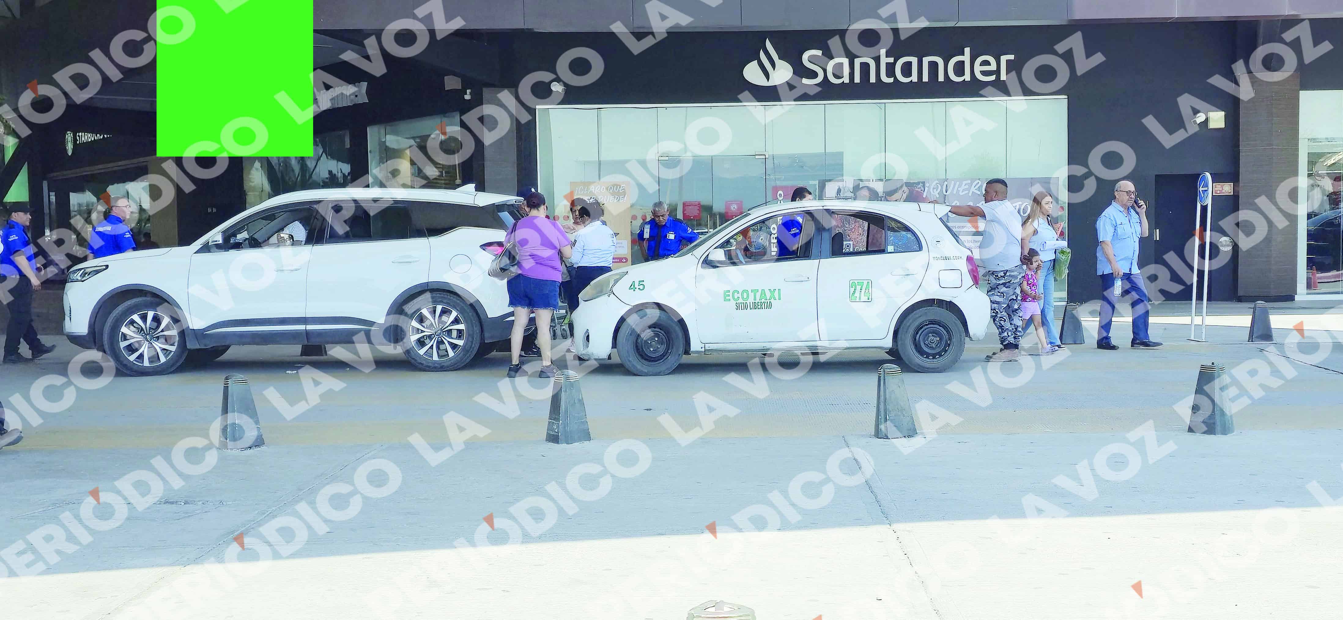 Camioneta impacta taxi en Monclova: da&ntilde;os materiales considerables