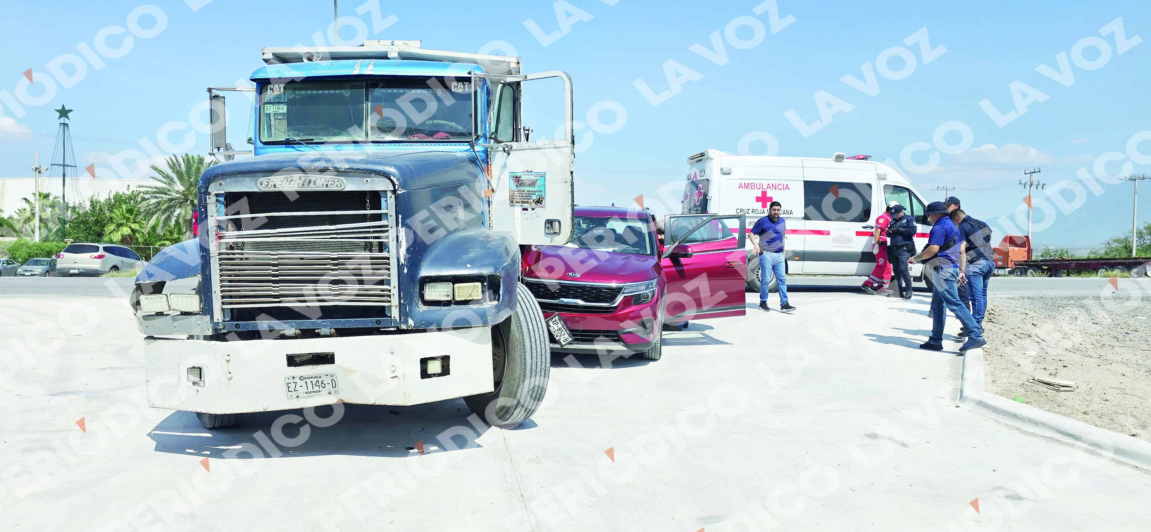 Accidente en Monclova: camioneta KIA Seltos impacta cami&oacute;n