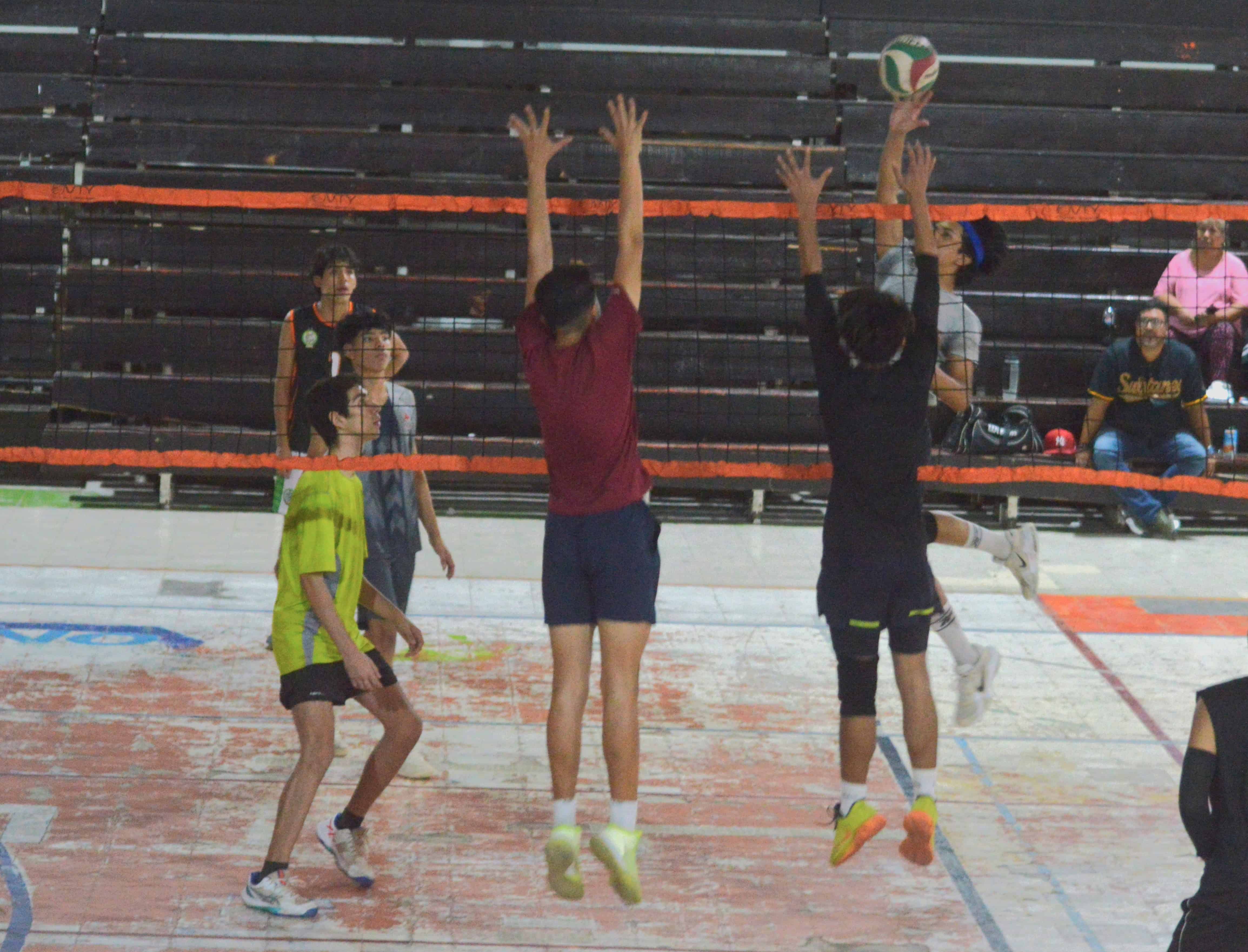 Los Truenos remontan a Almanza en la Liga de Voleibol Rangelitos Los Truenos remontan a Almanza en la Liga de Voleibol Rangelitos