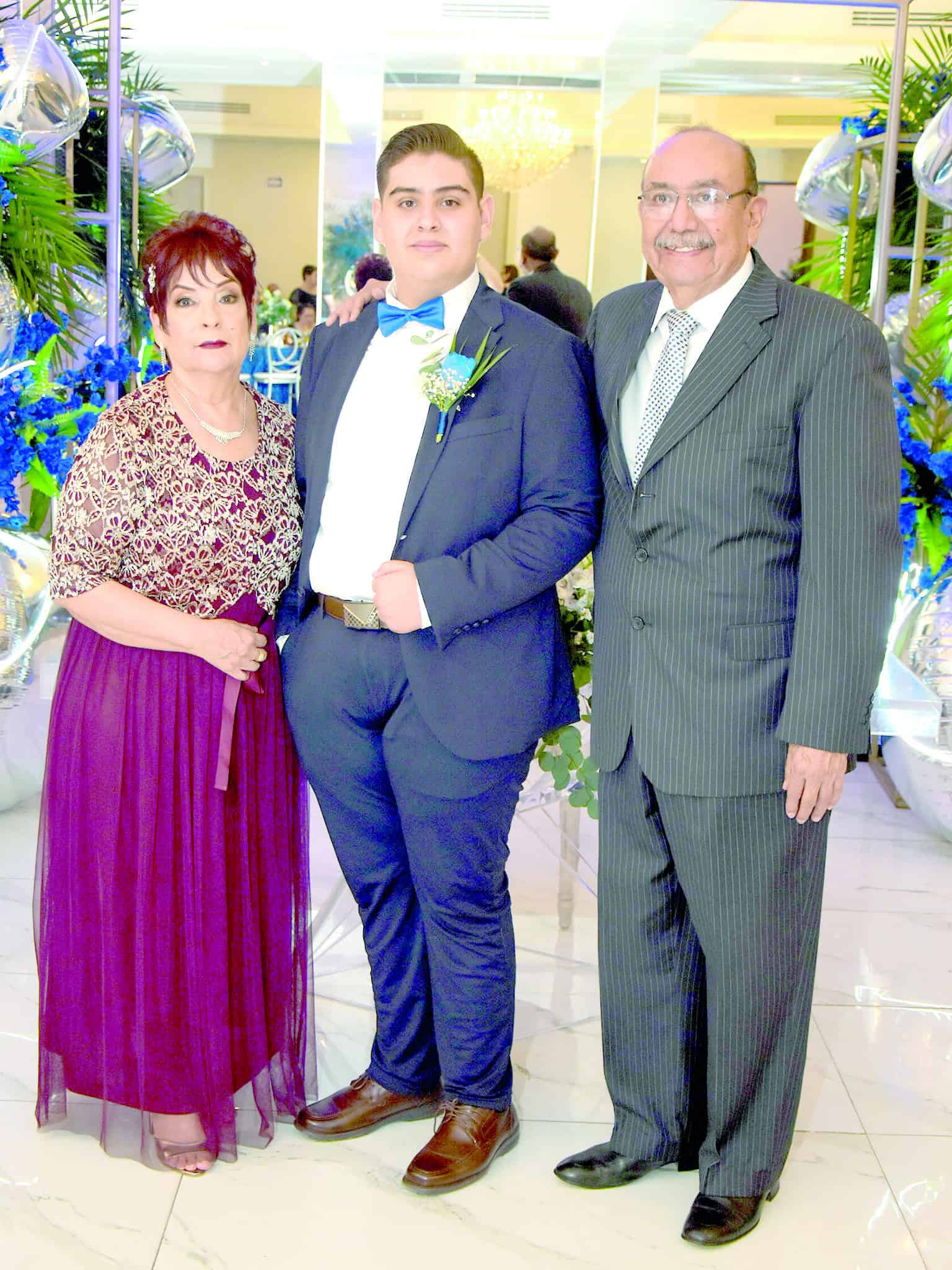 Jorge Alarc&oacute;n celebra sus XV a&ntilde;os con misa