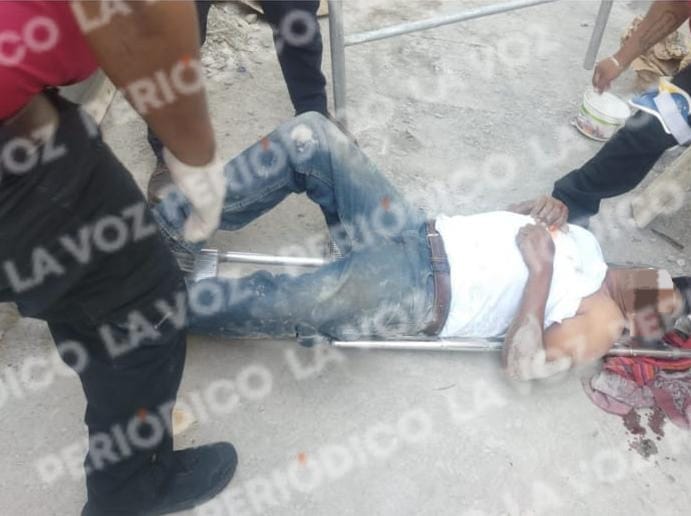 Se desploma de andamio y termina en el hospital