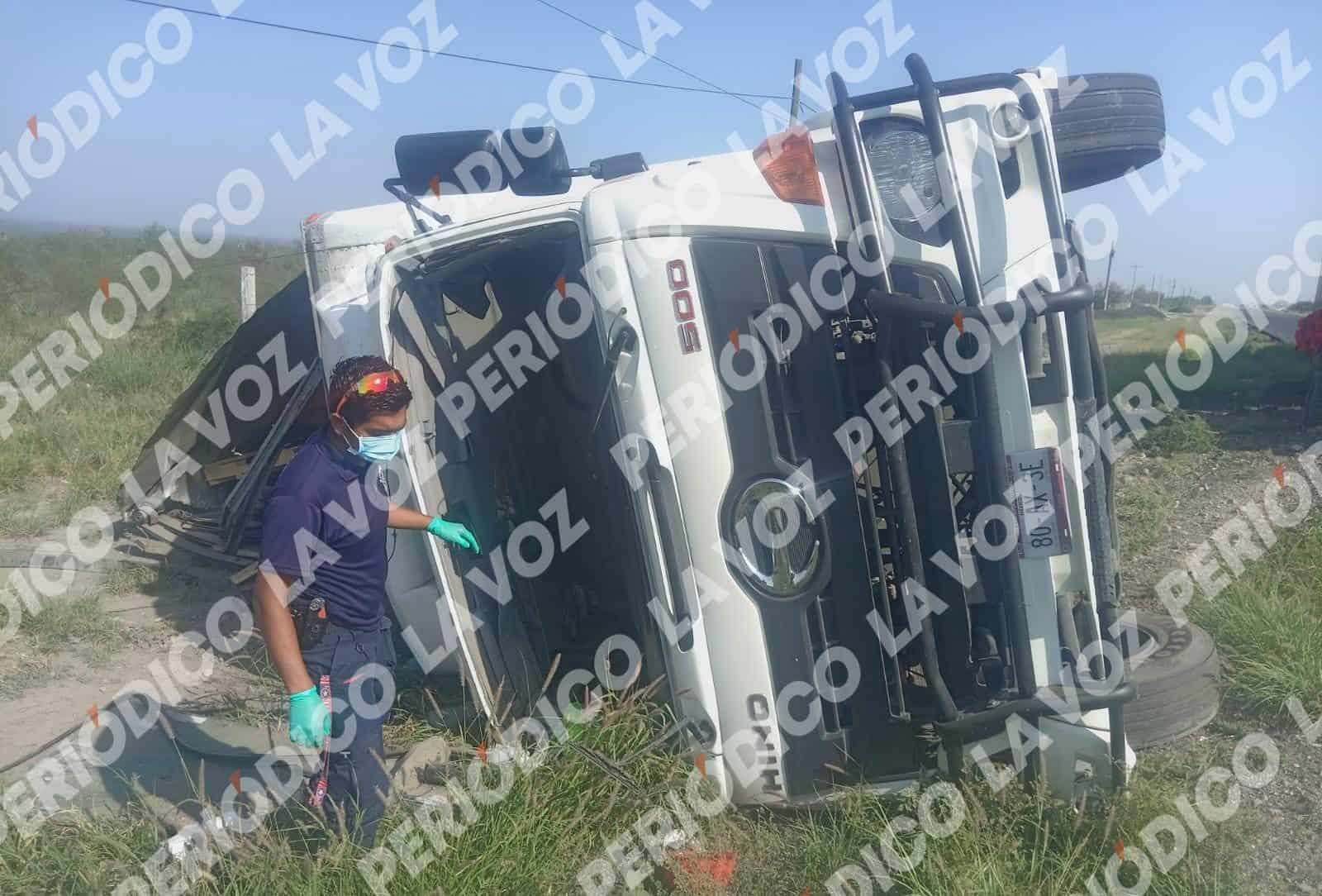 Cami&oacute;n volcado causa lesiones a conductor en Casta&ntilde;os