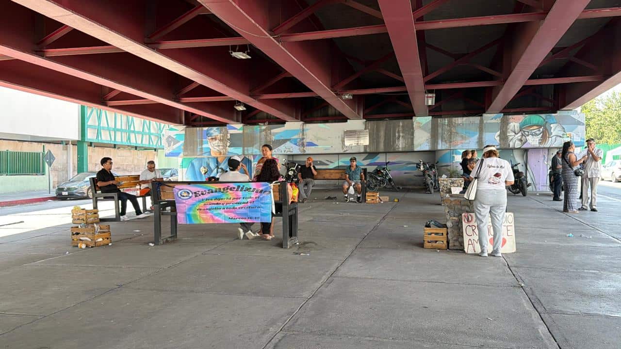 Familiares esperan noticias bajo el puente del IMSS en Monclova