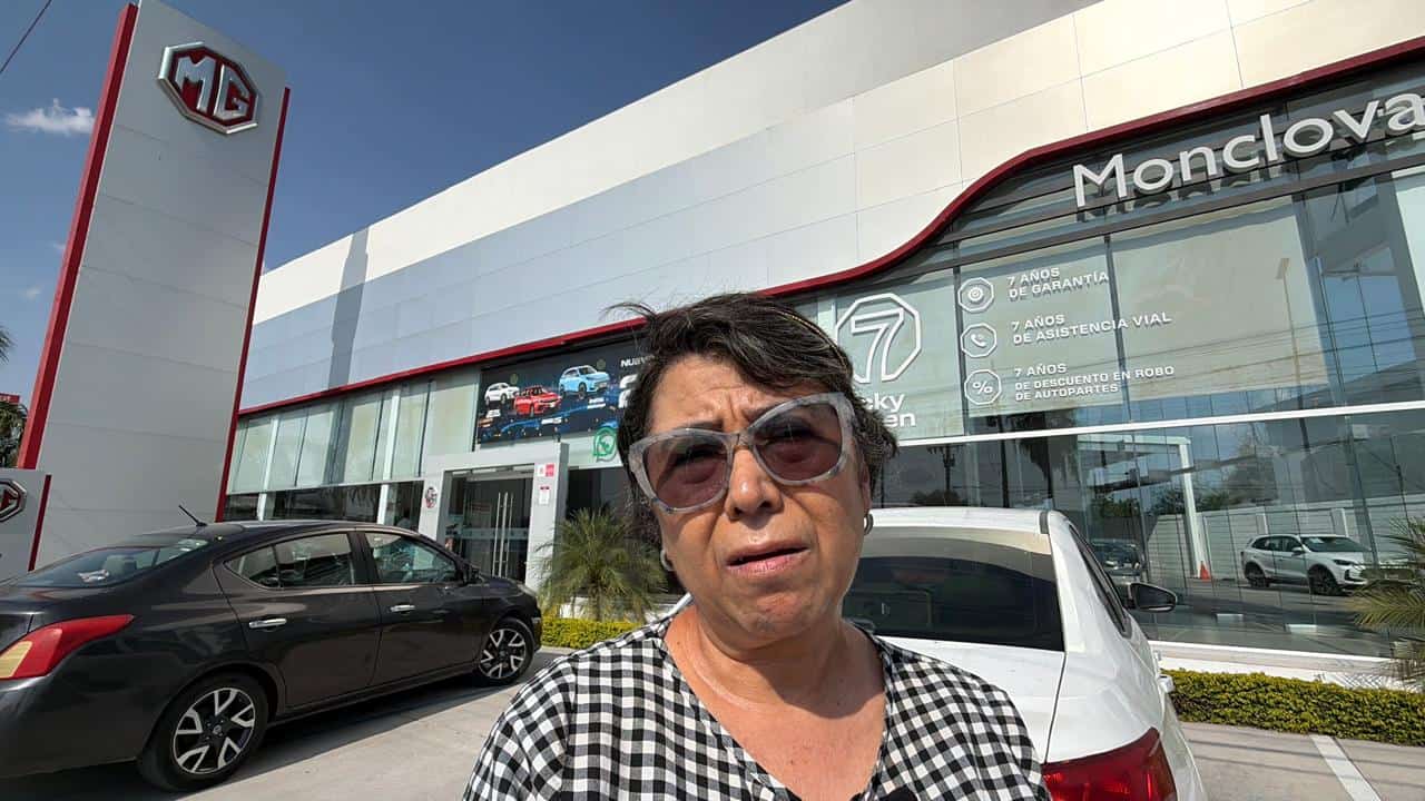 Cecilia Cort&eacute;s espera su veh&iacute;culo tras conflicto con la agencia MG