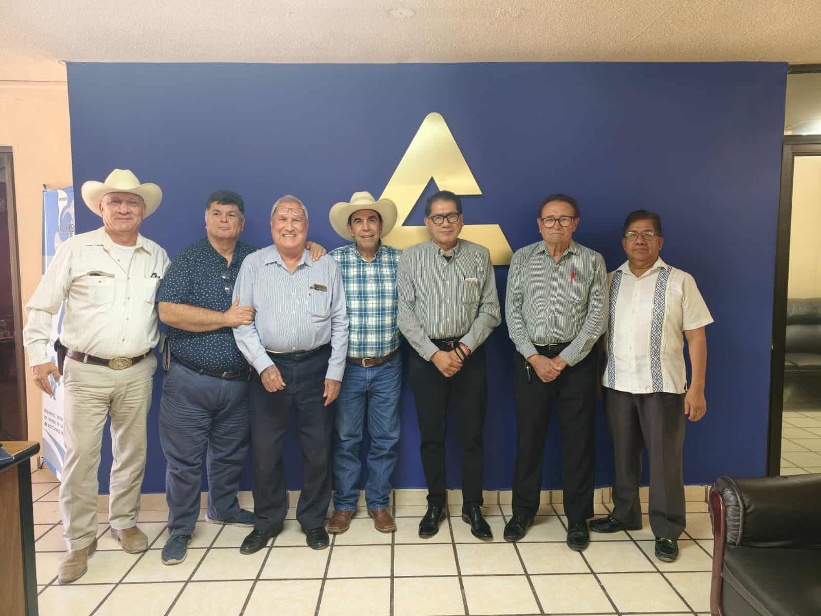 Fiscal&iacute;a General del Estado dialoga con CANACO en Monclova