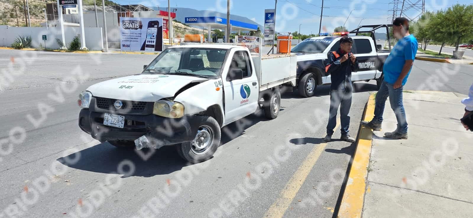 Se atraviesa y choca con camioneta de SIMAS