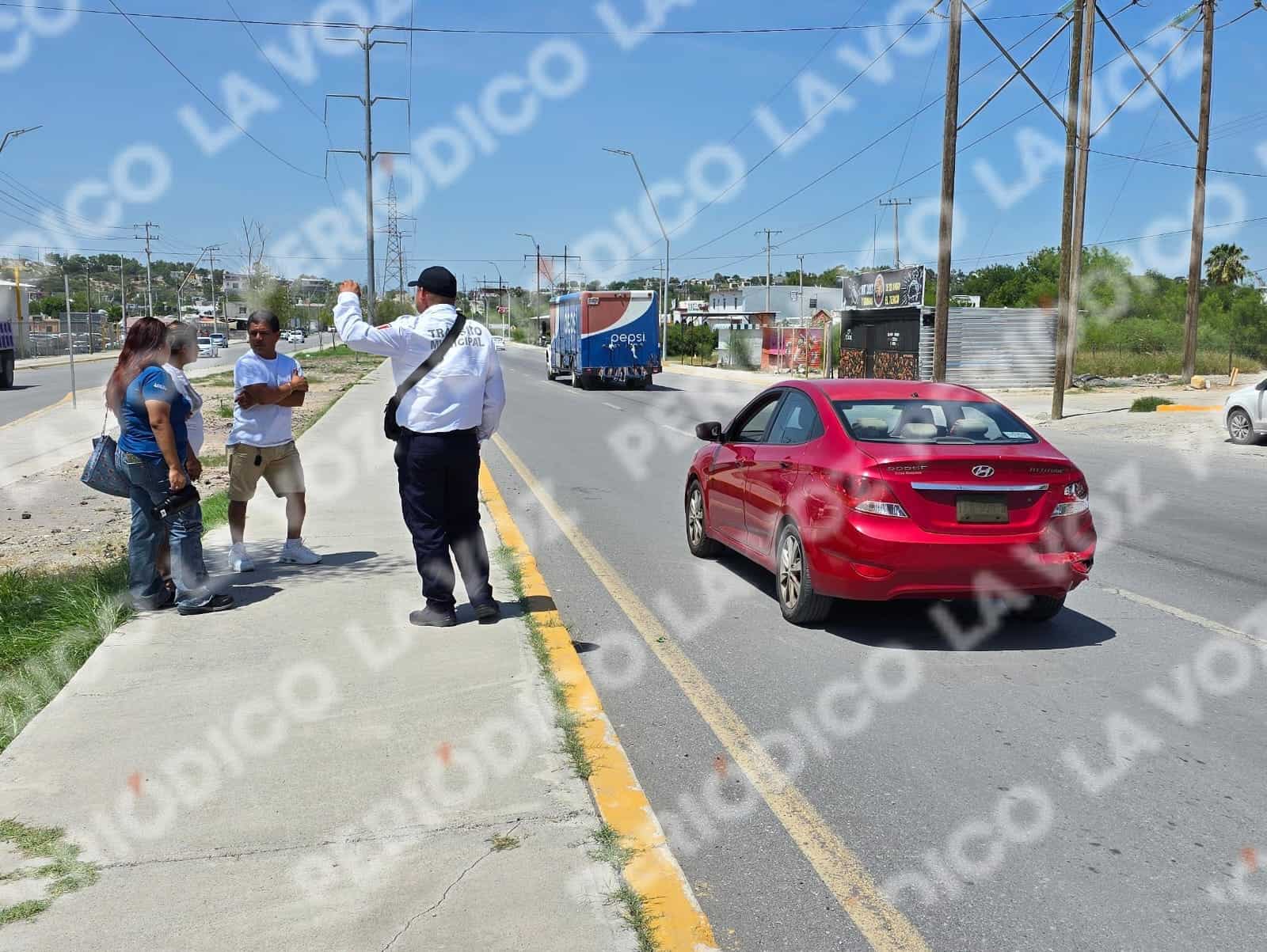 Se atraviesa y choca con camioneta de SIMAS