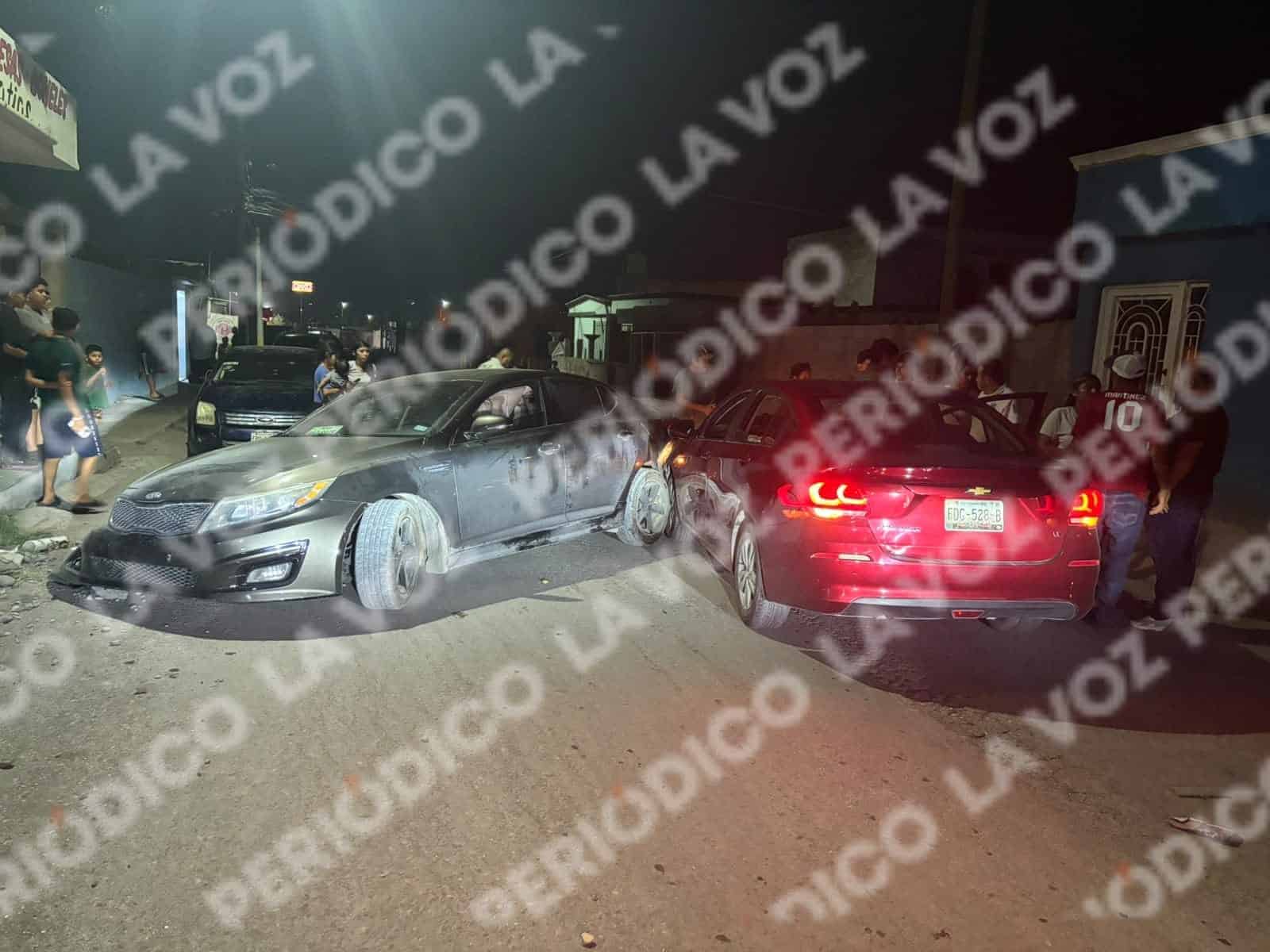 &acute;Arremanga&acute; auto al chocar poste de CFE