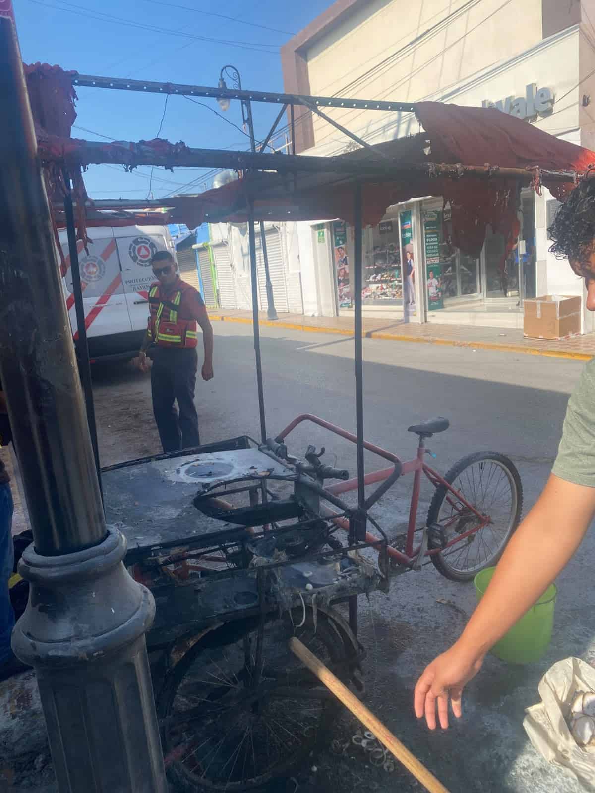 Fuga de gas provoca incendio en un triciclo de tacos en Ramos Arizpe