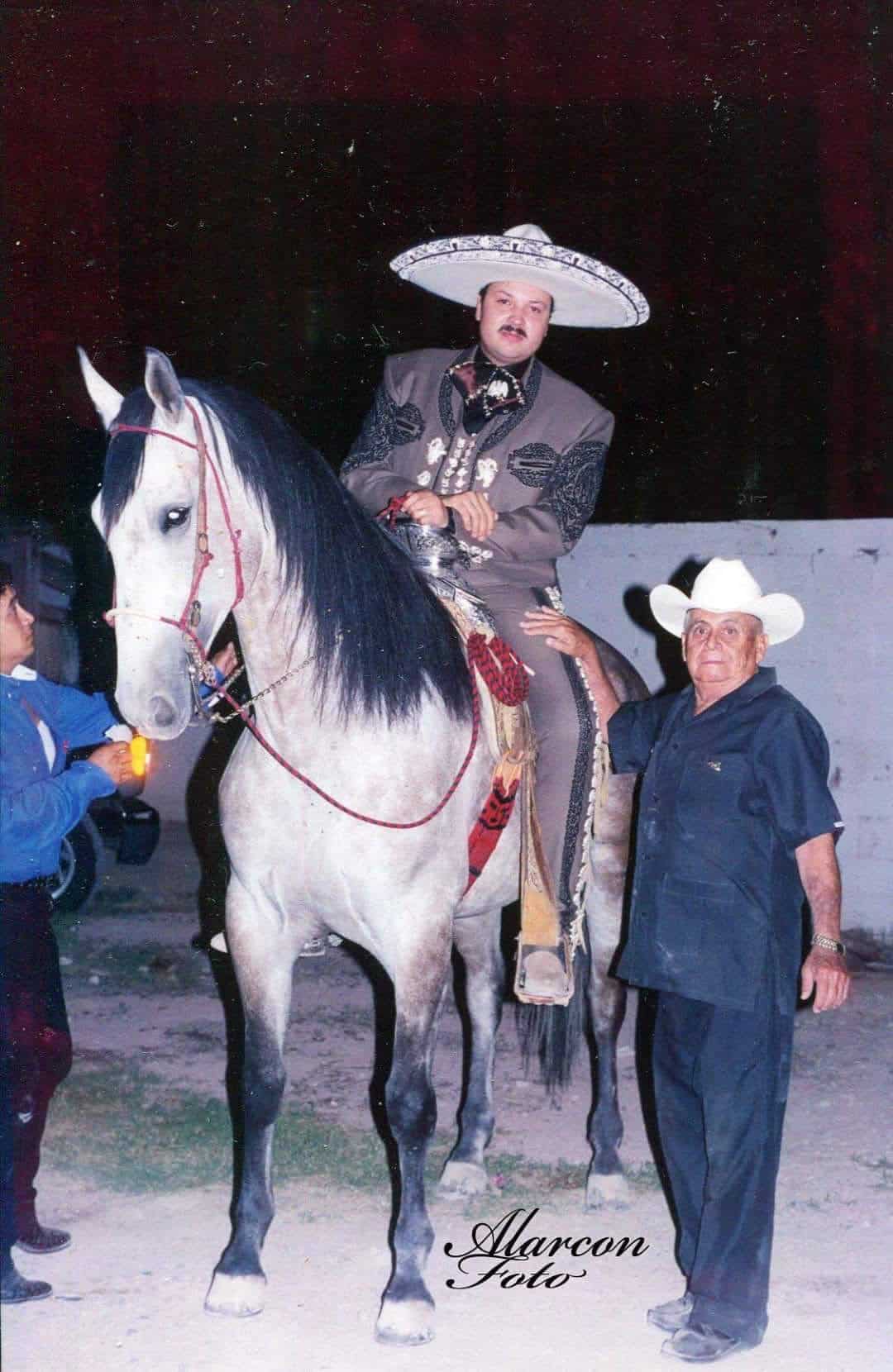 Gobierno Municipal reconoce a Roberto Alarc&oacute;n por 50 a&ntilde;os de fotograf&iacute;a