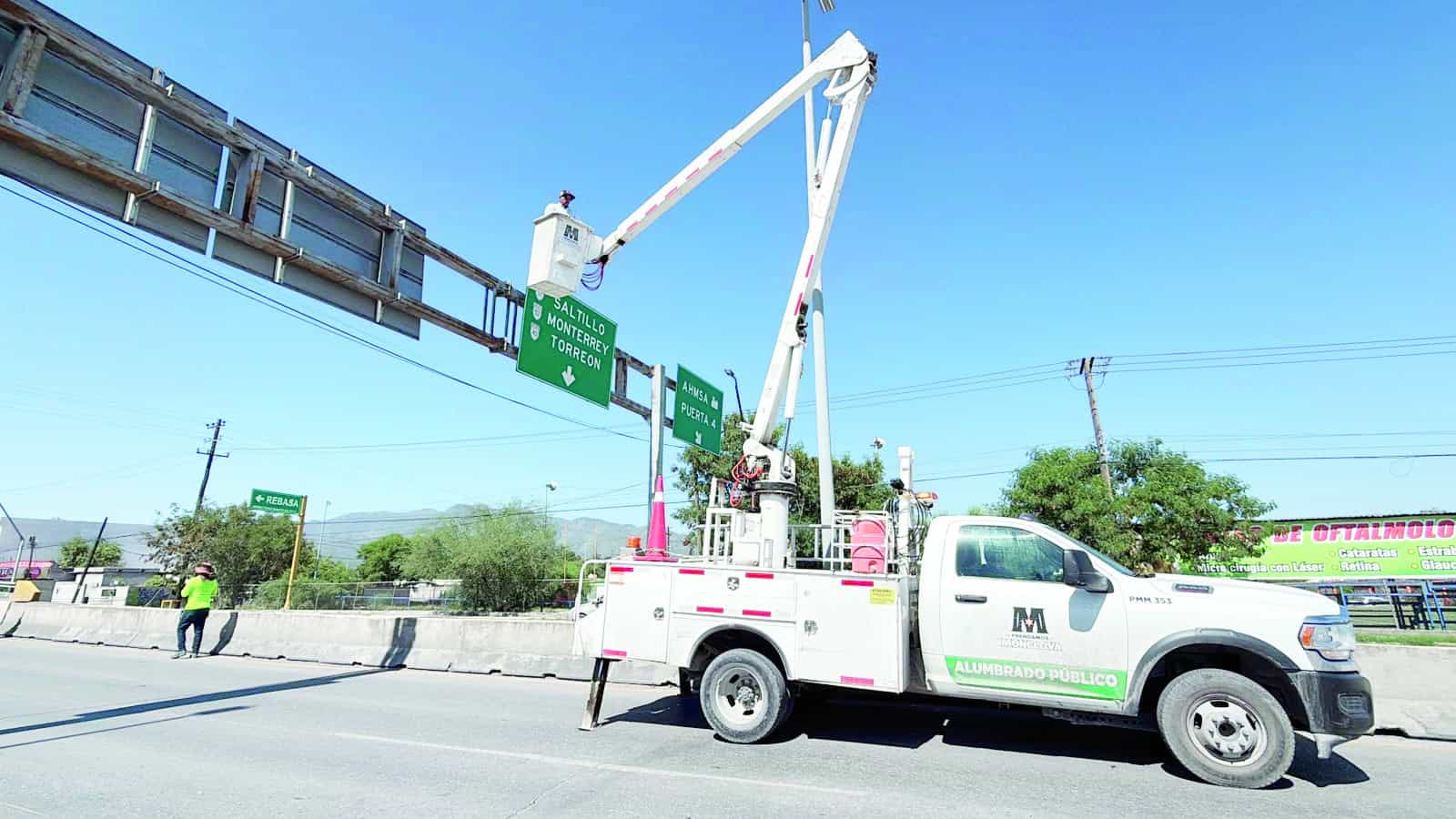 Luis Estrada repara cableado da&ntilde;ado en Monclova