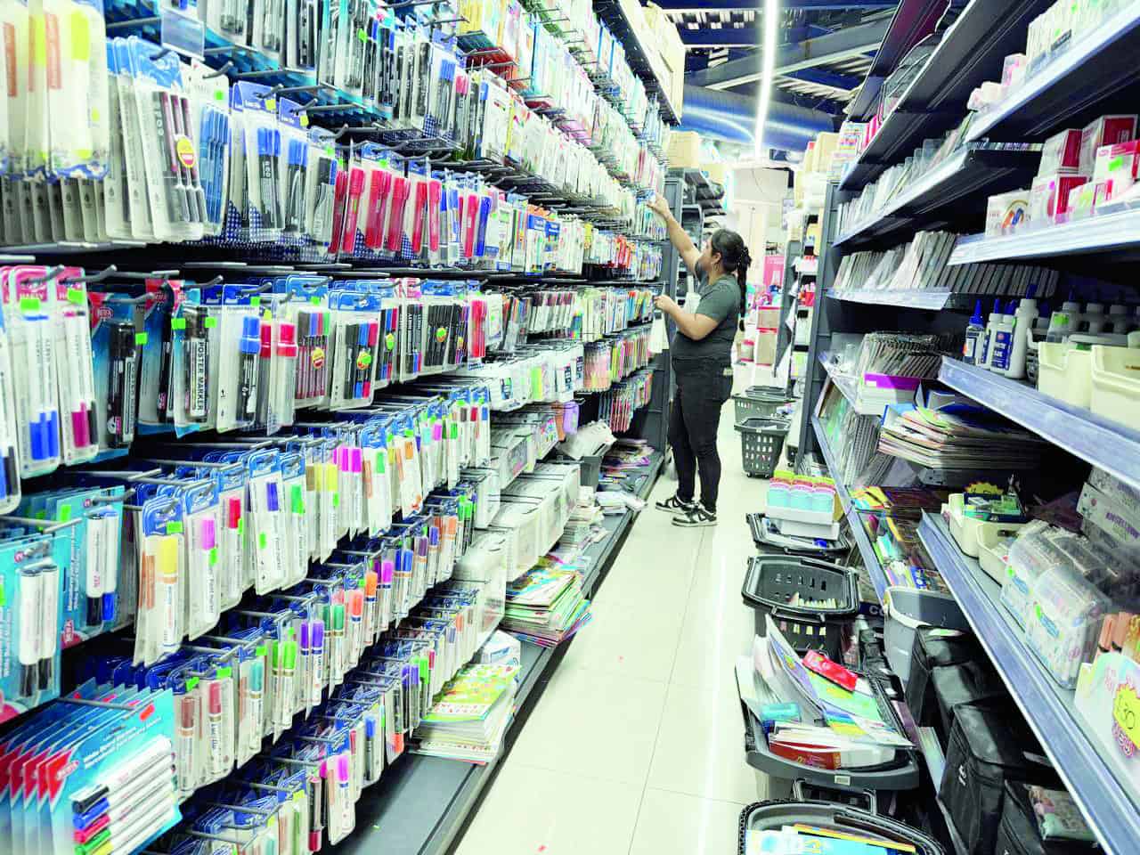 Tiendas asi&aacute;ticas afectan ventas de papeler&iacute;as locales en regreso a clases