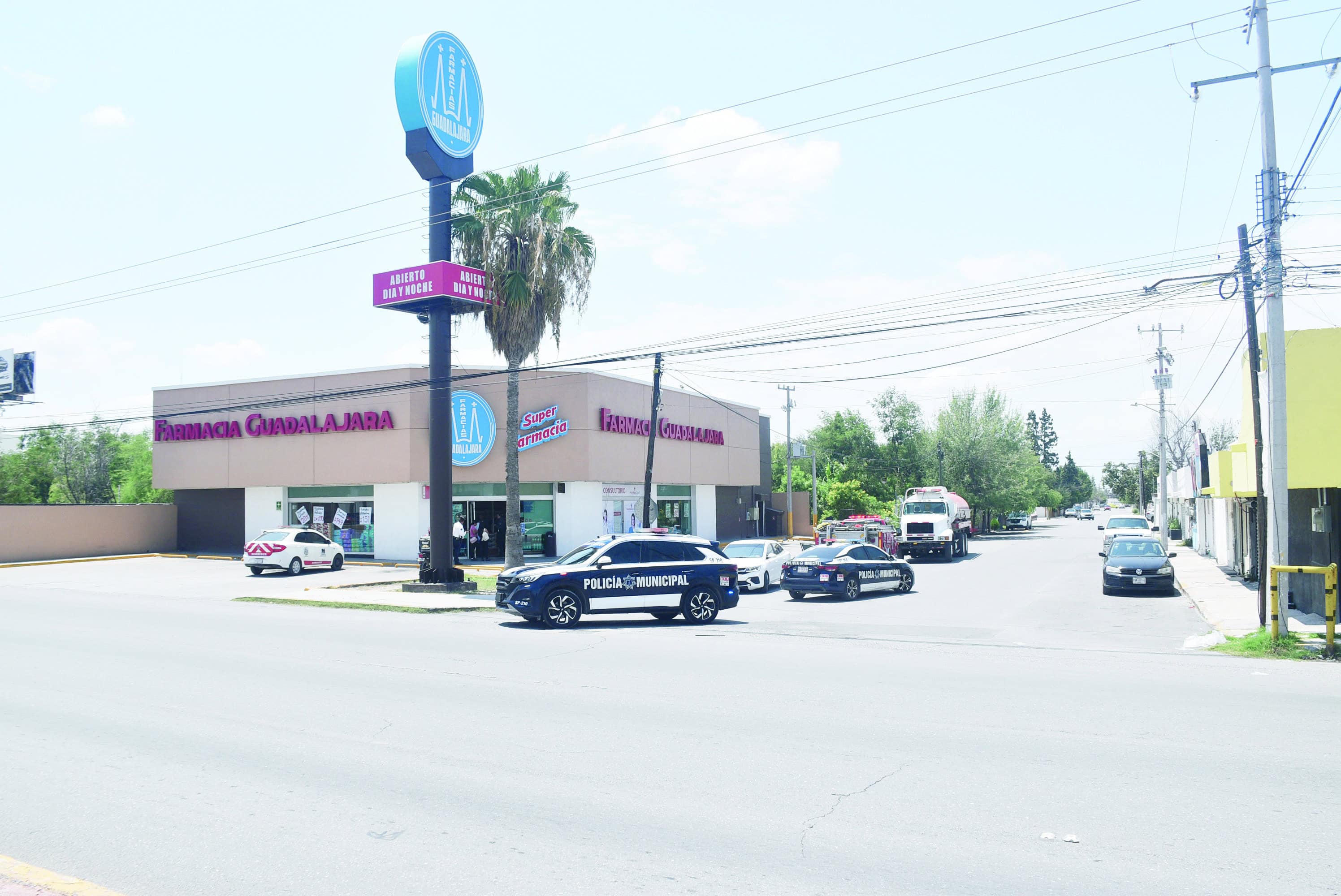 Corto circuito provoca humo en Farmacia Guadalajara de Monclova