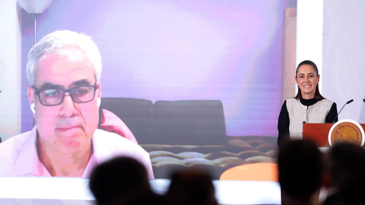 Expertos piden a Claudia Sheinbaum prohibir celulares en aulas