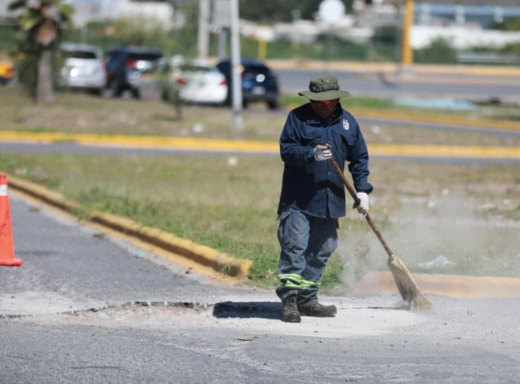 Reparan vialidades en Lomas del Refugio