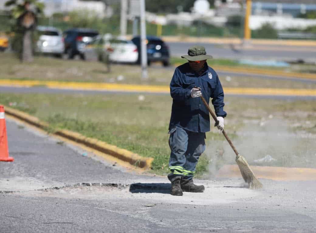Reparan vialidades en Lomas del Refugio