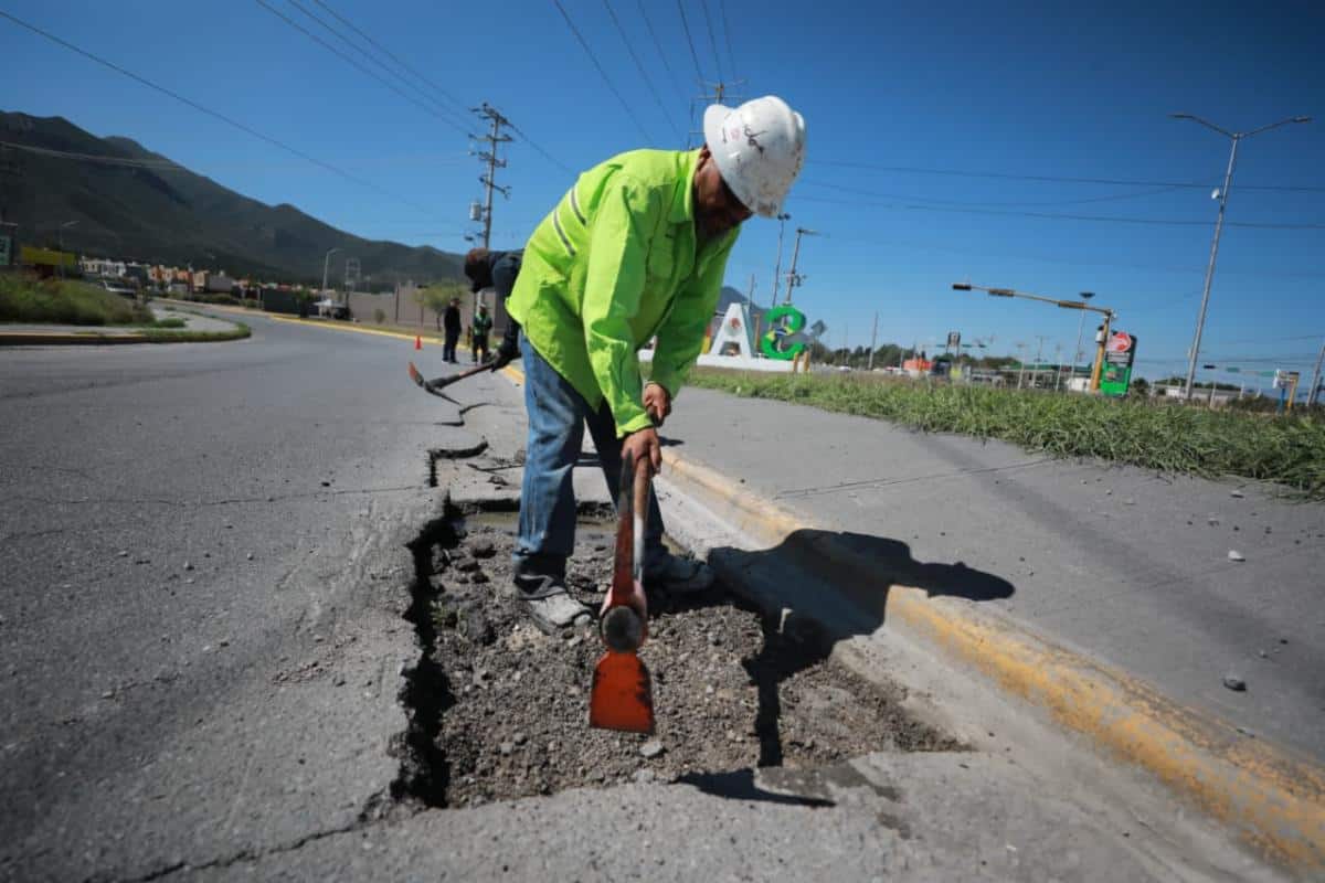 Reparan vialidades en Lomas del Refugio