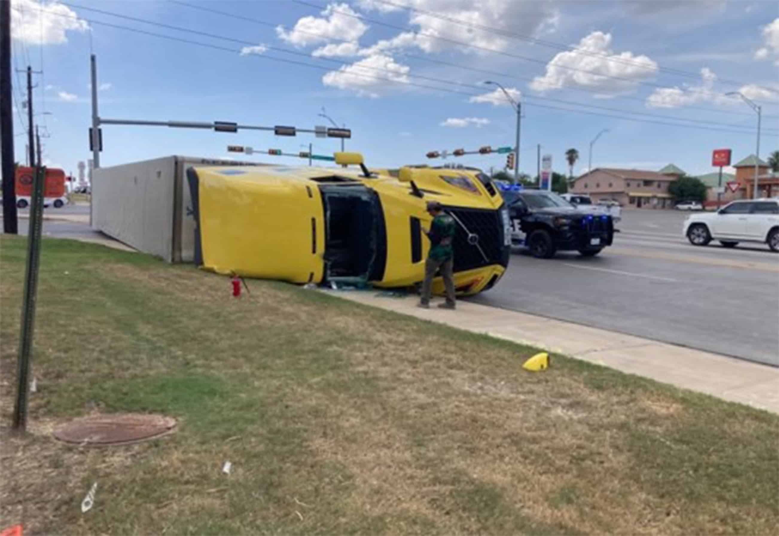Vuelca tráiler cargado con autopartes en transitado crucero de Eagle Pass