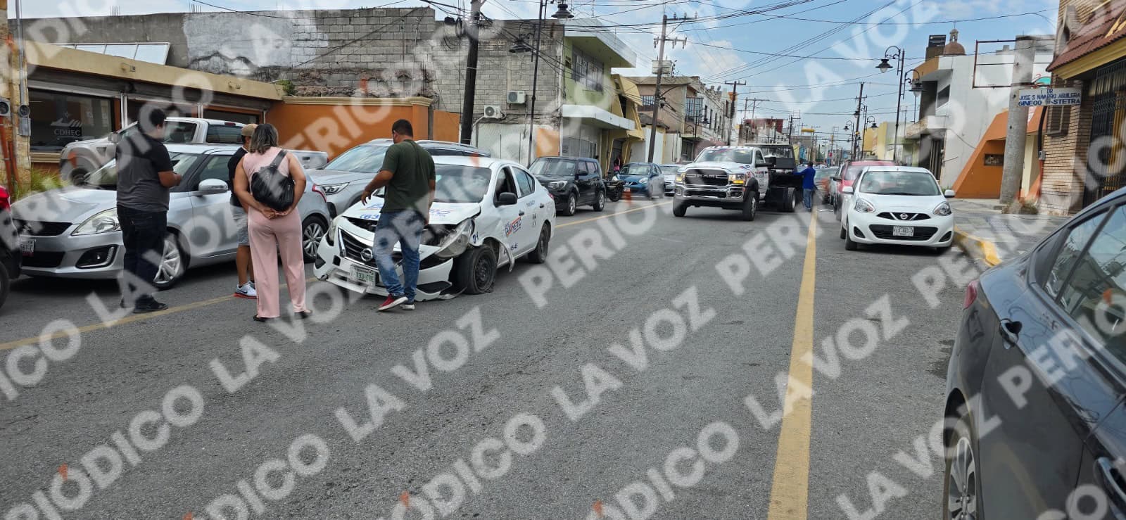 La &acute;arremanga&acute; taxi al intentar estacionarse