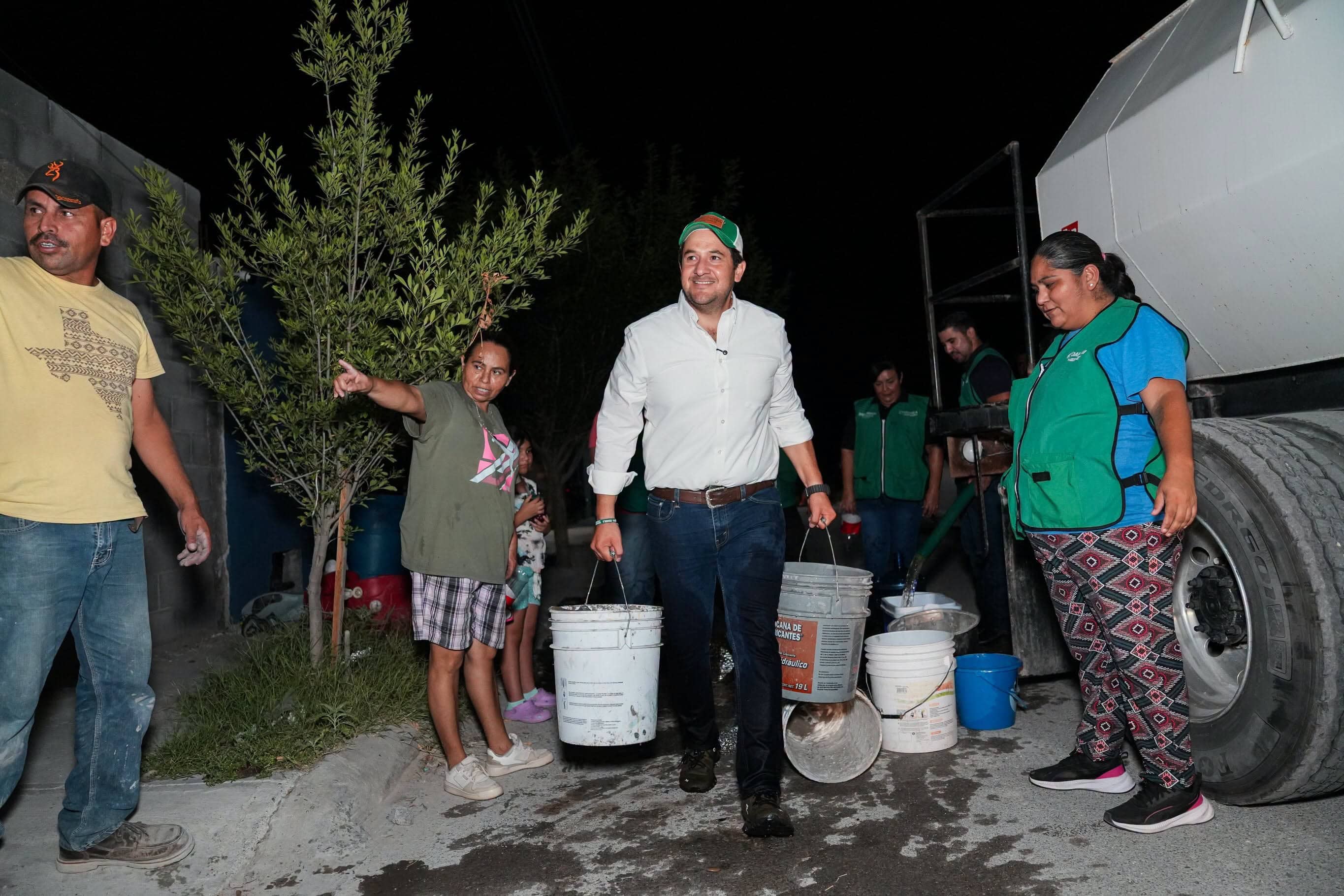 Lleva Memo Ruiz agua en pipas a familias afectadas por desabasto en Piedras Negras