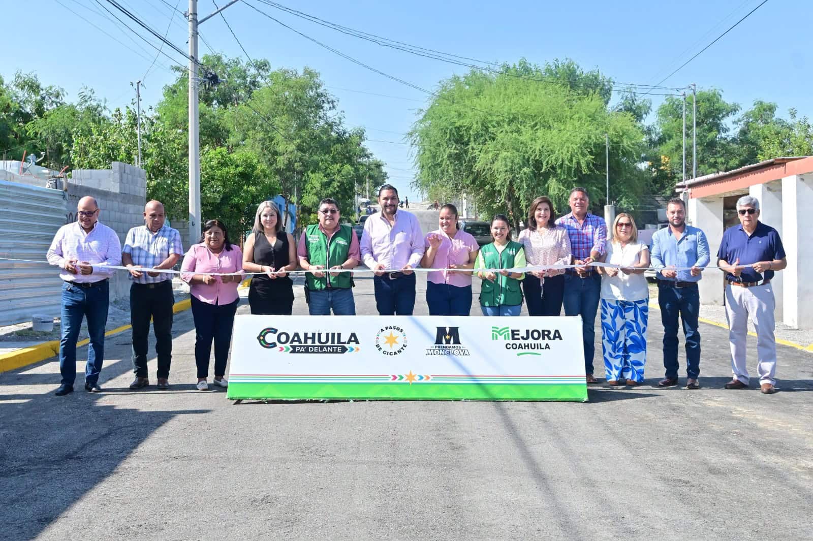 Carlos Villarreal P&eacute;rez entrega obra de pavimentaci&oacute;n en Monclova